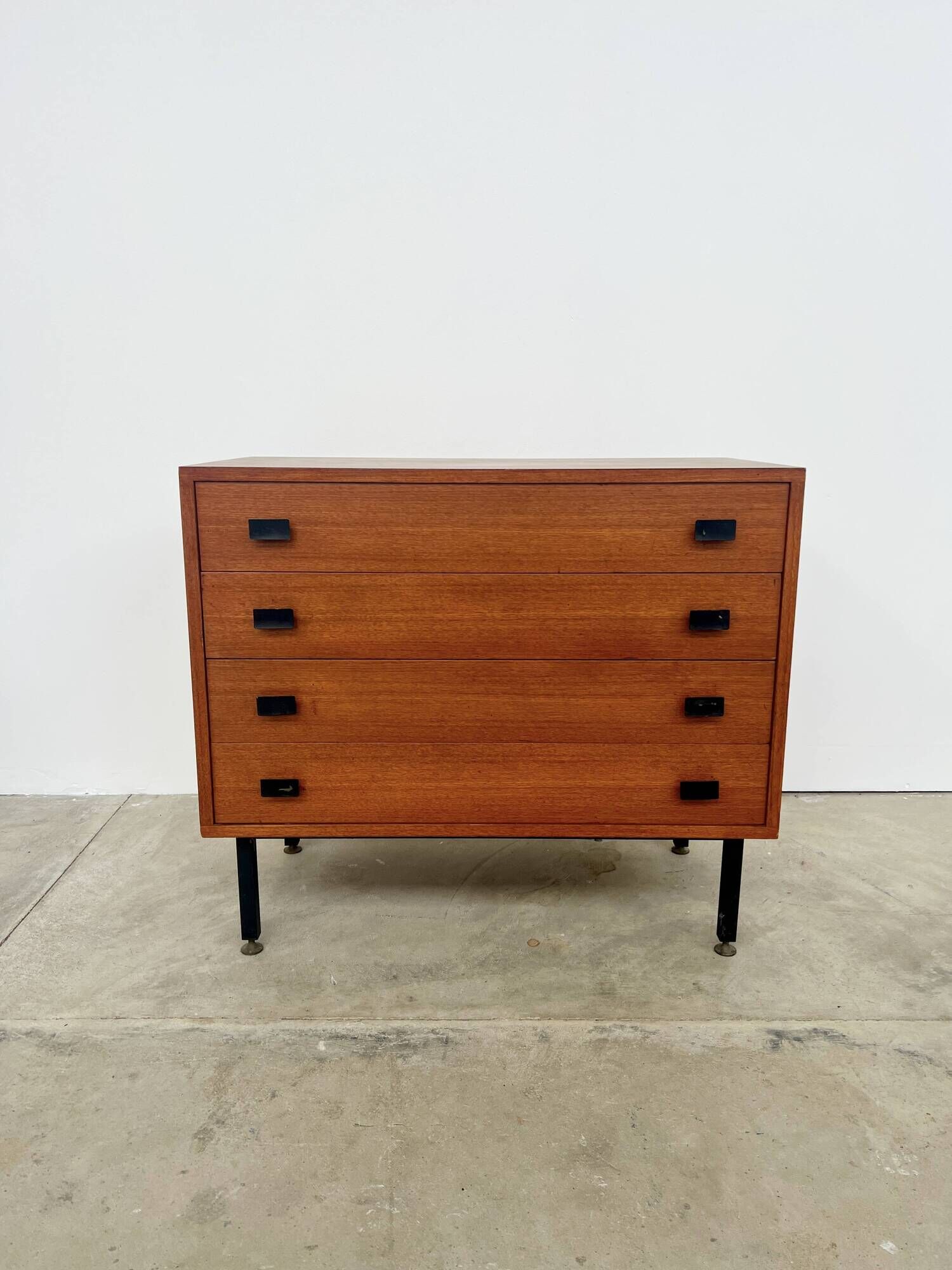 Commode 4 tiroirs moderniste par Antoine Philippon et Jacqueline Lecoq