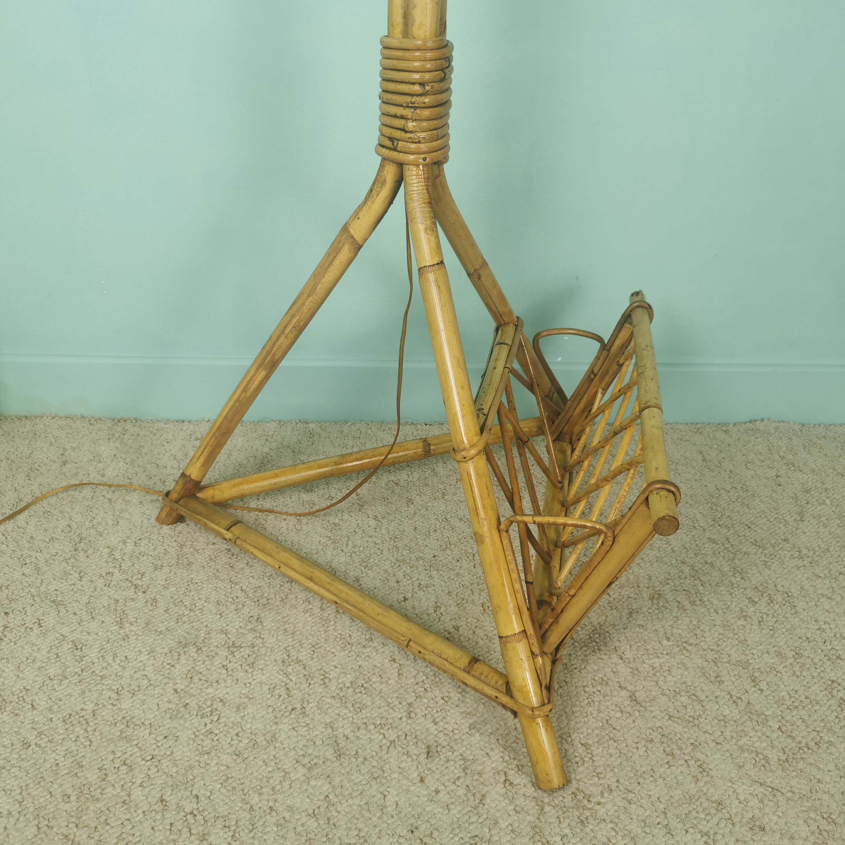 Rattan magazine lamp