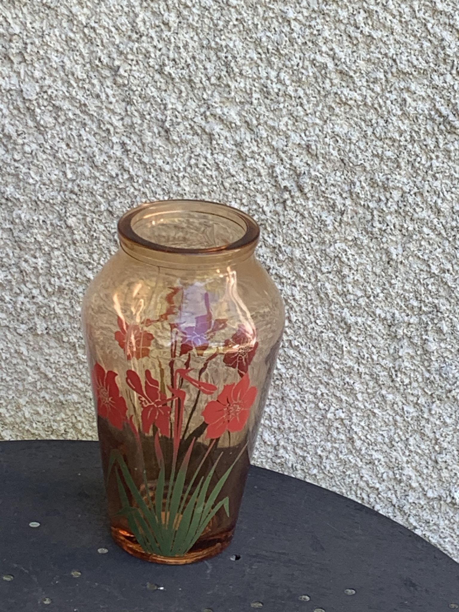 Vase en verre rose à fleurs rouges vintage
