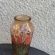 Vase en verre rose à fleurs rouges vintage