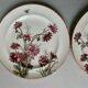Set de 2 assiettes décor fleurs et abeilles, fin XIXème
