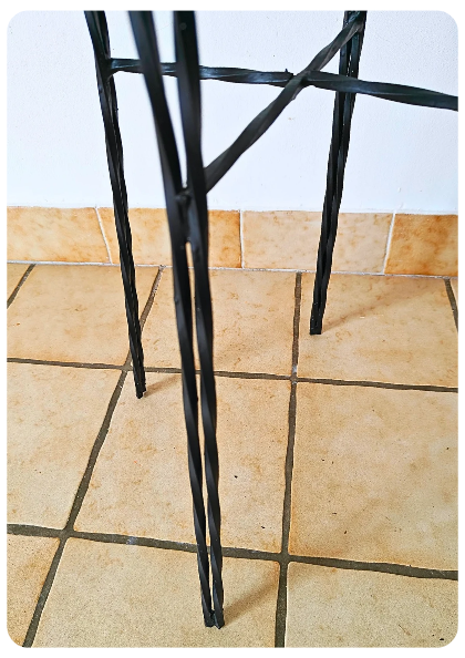 Sellette carrée en métal perforé noir attribuée à Mathieu Matégot