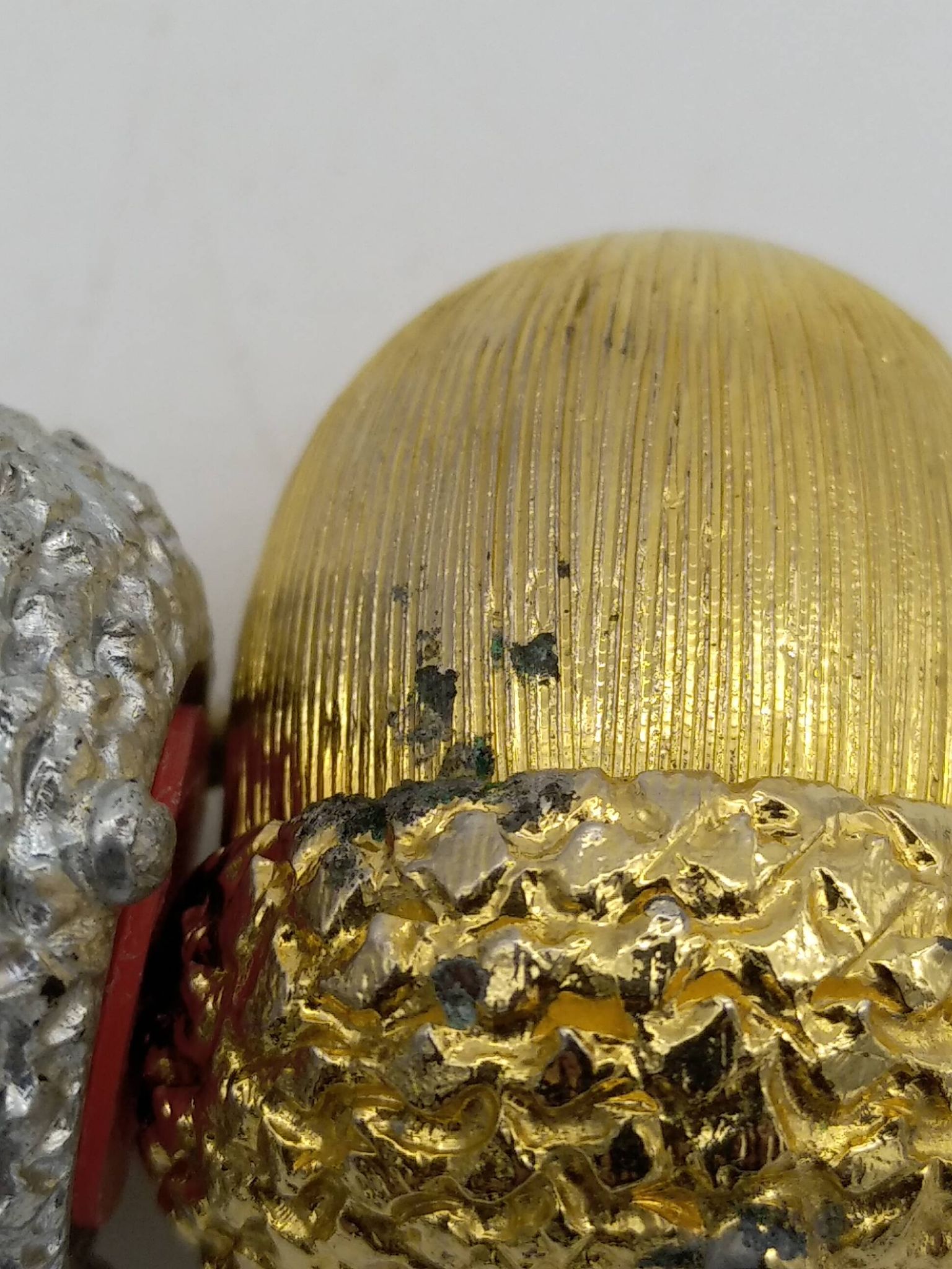 Salt and pepper shaker in silver and gold metal. Mirella. Circa 1960/70.