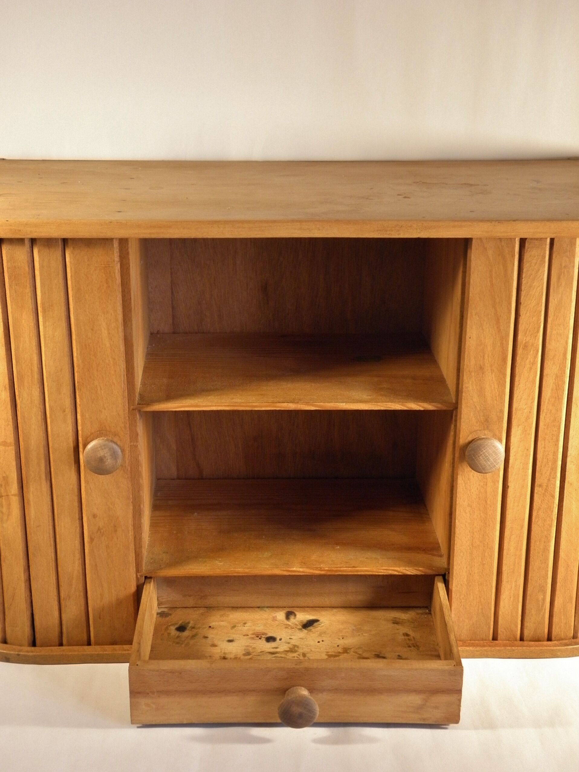 Curtain wall cabinet