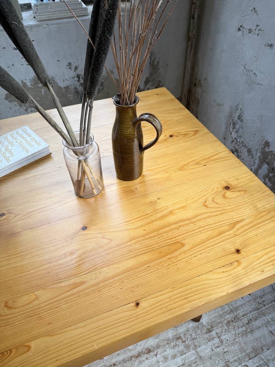 Table carrée moderniste en pin massif, années 50