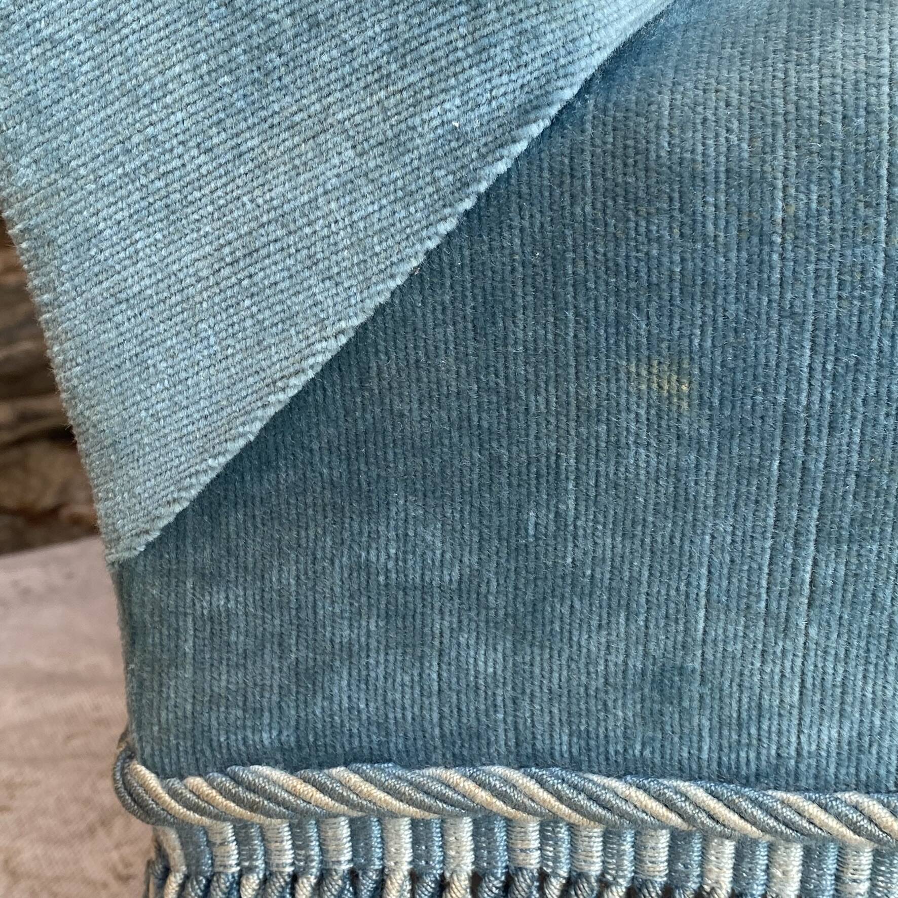 Fauteuil crapaud bas ancien en velours bleu