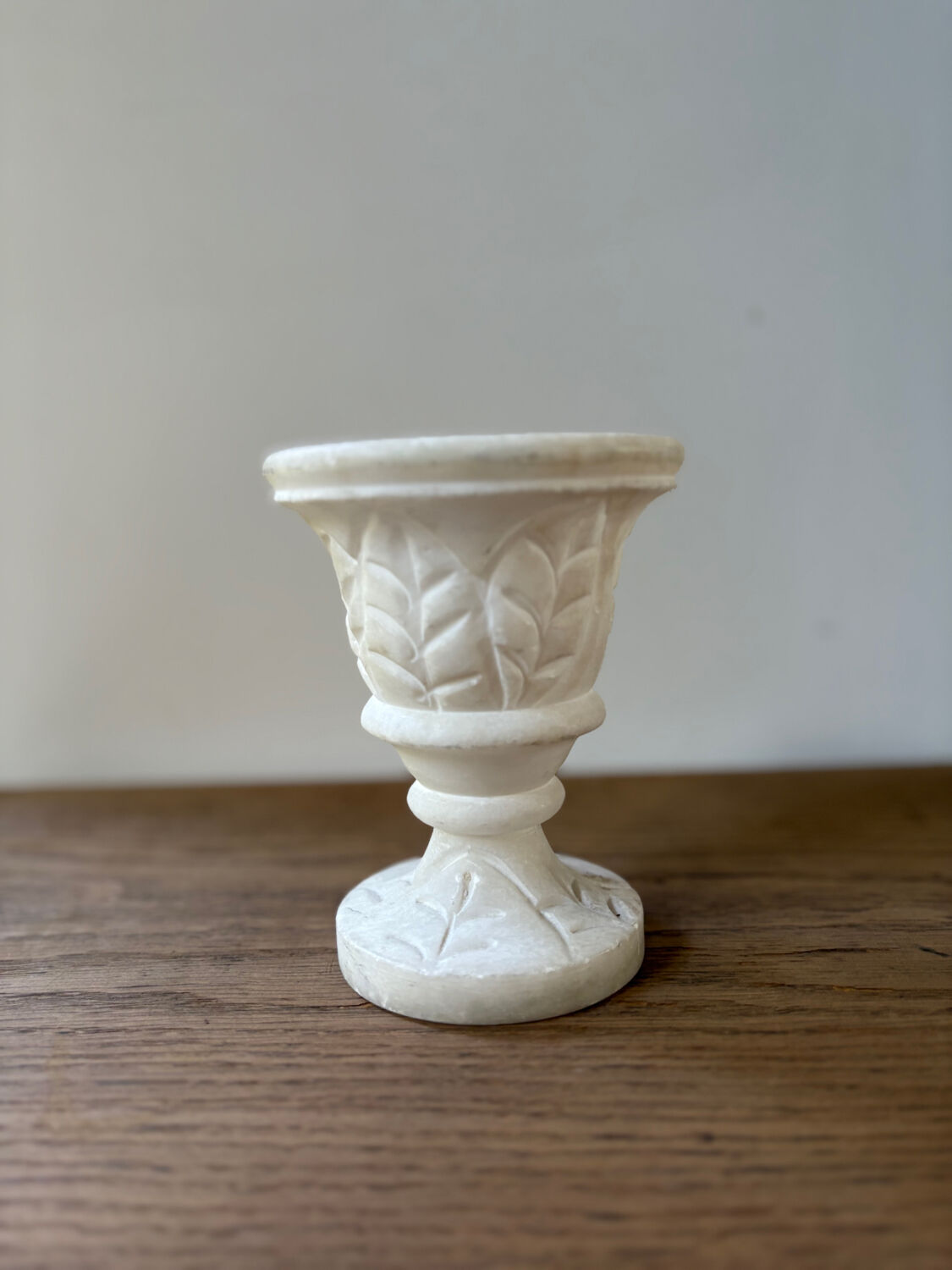 Vase en albâtre sculpté vintage