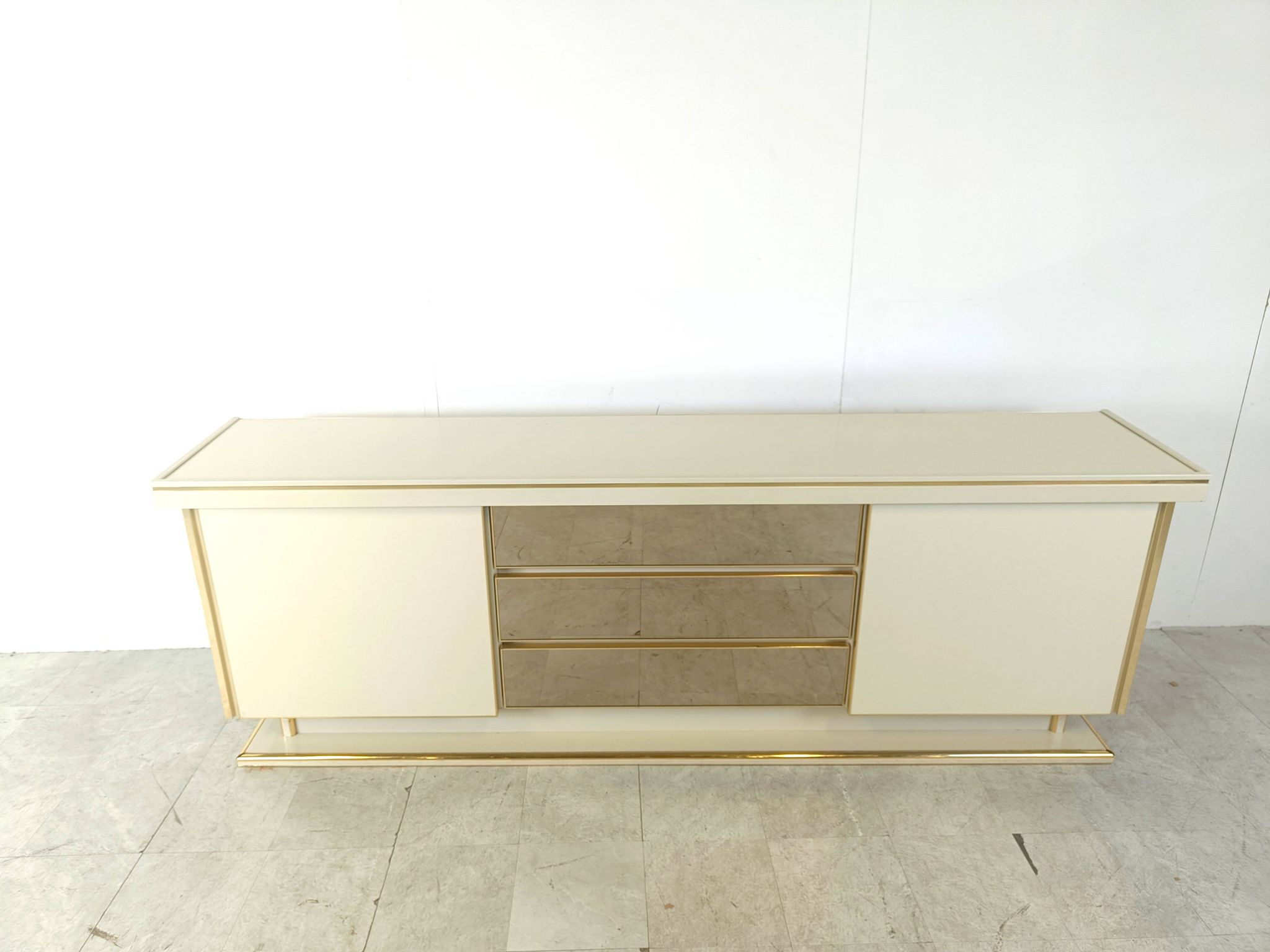 Buffet vintage en laiton et laque, 1970