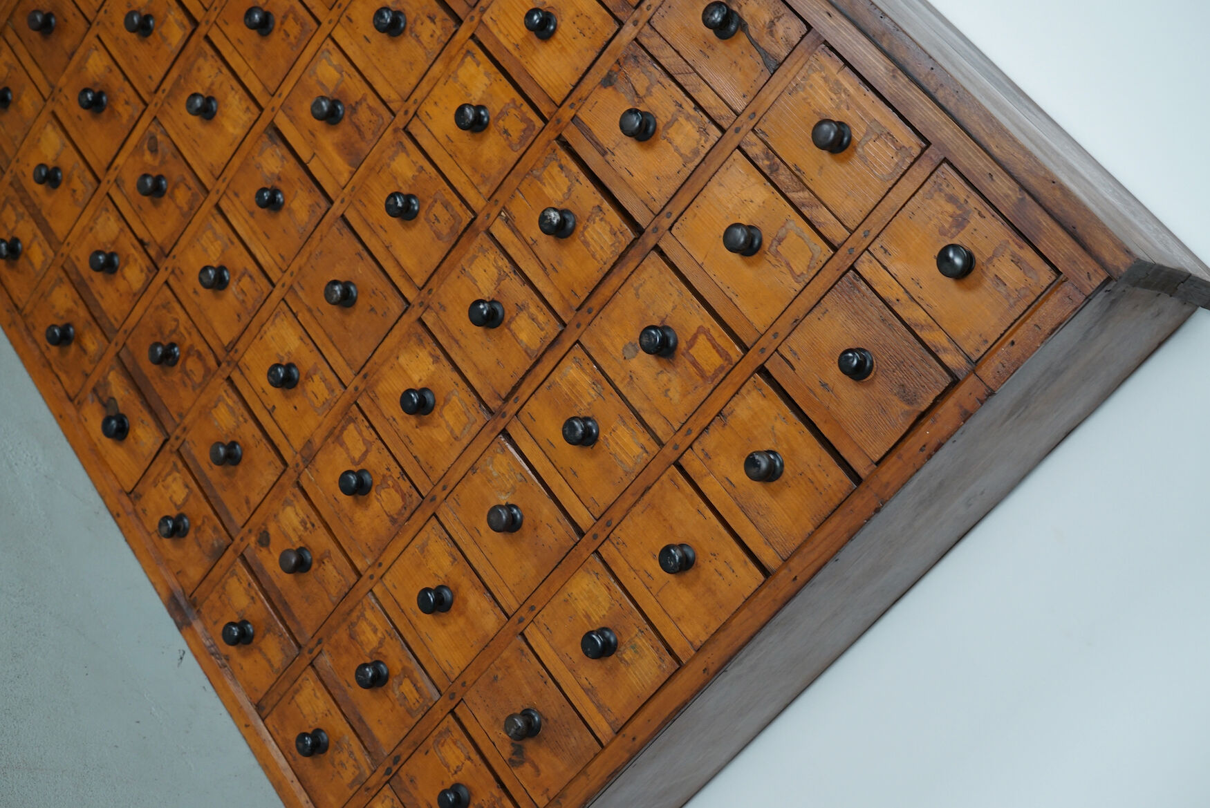 Cabinet d’atelier en pin vers 1930