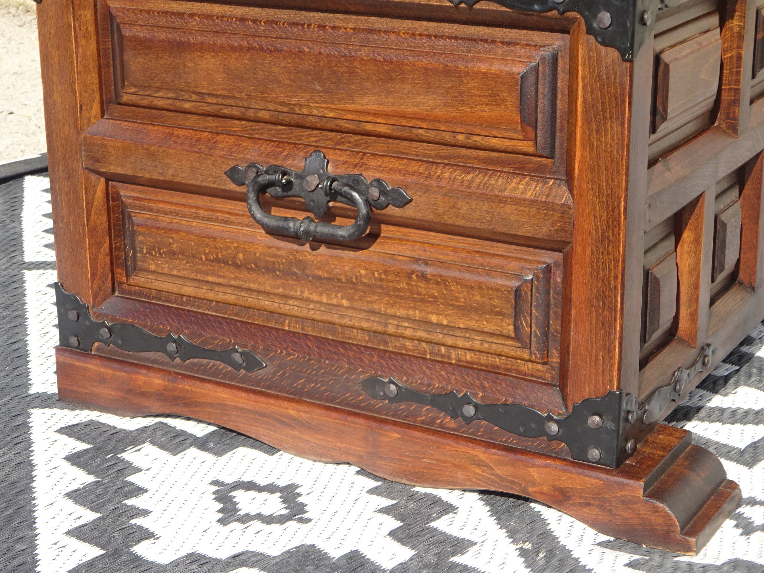 Tuscan chest in solid wood, Argudo Navarro, Spain