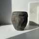 Vase / Grand pot en béton sculpté