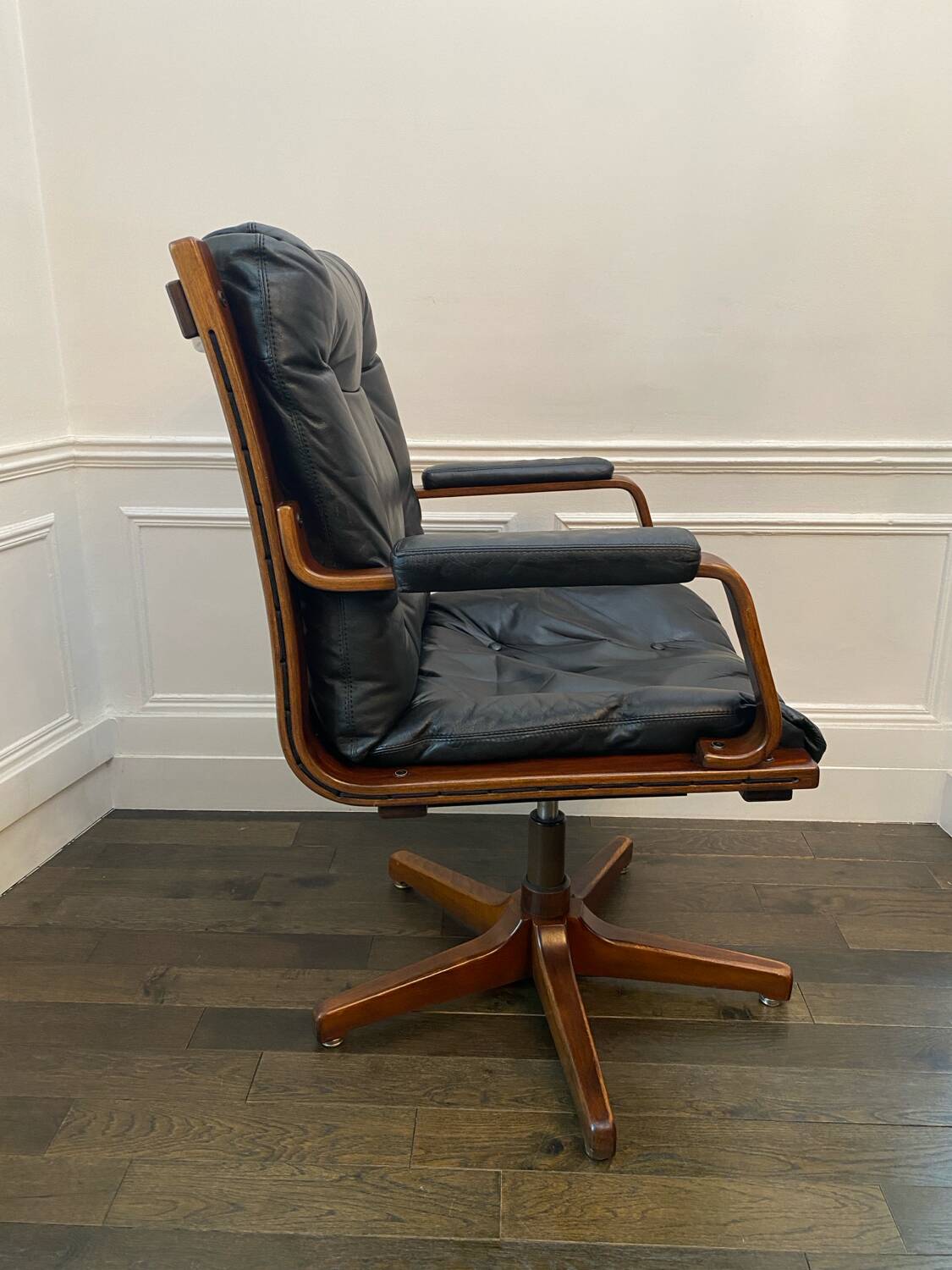 Fauteuil de bureau avec accoudoirs design vintage - Executive chair pivotant en cuir noir italien par Co.Fe.Mo années 80