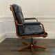 Fauteuil de bureau avec accoudoirs design vintage - Executive chair pivotant en cuir noir italien par Co.Fe.Mo années 80
