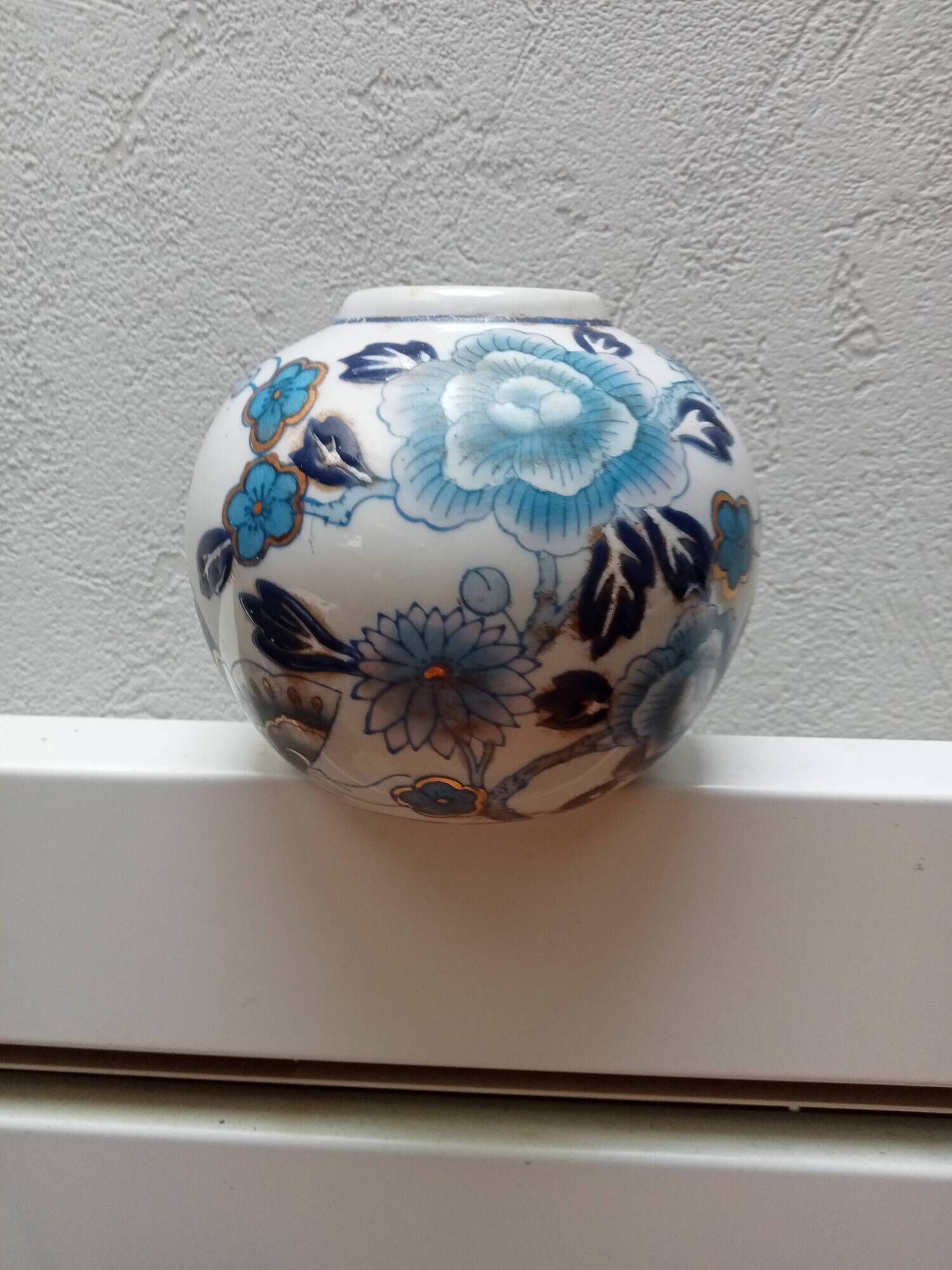 round porcelain vase from China, 19th century, glazed, diameter 11 cm, height 10 cm