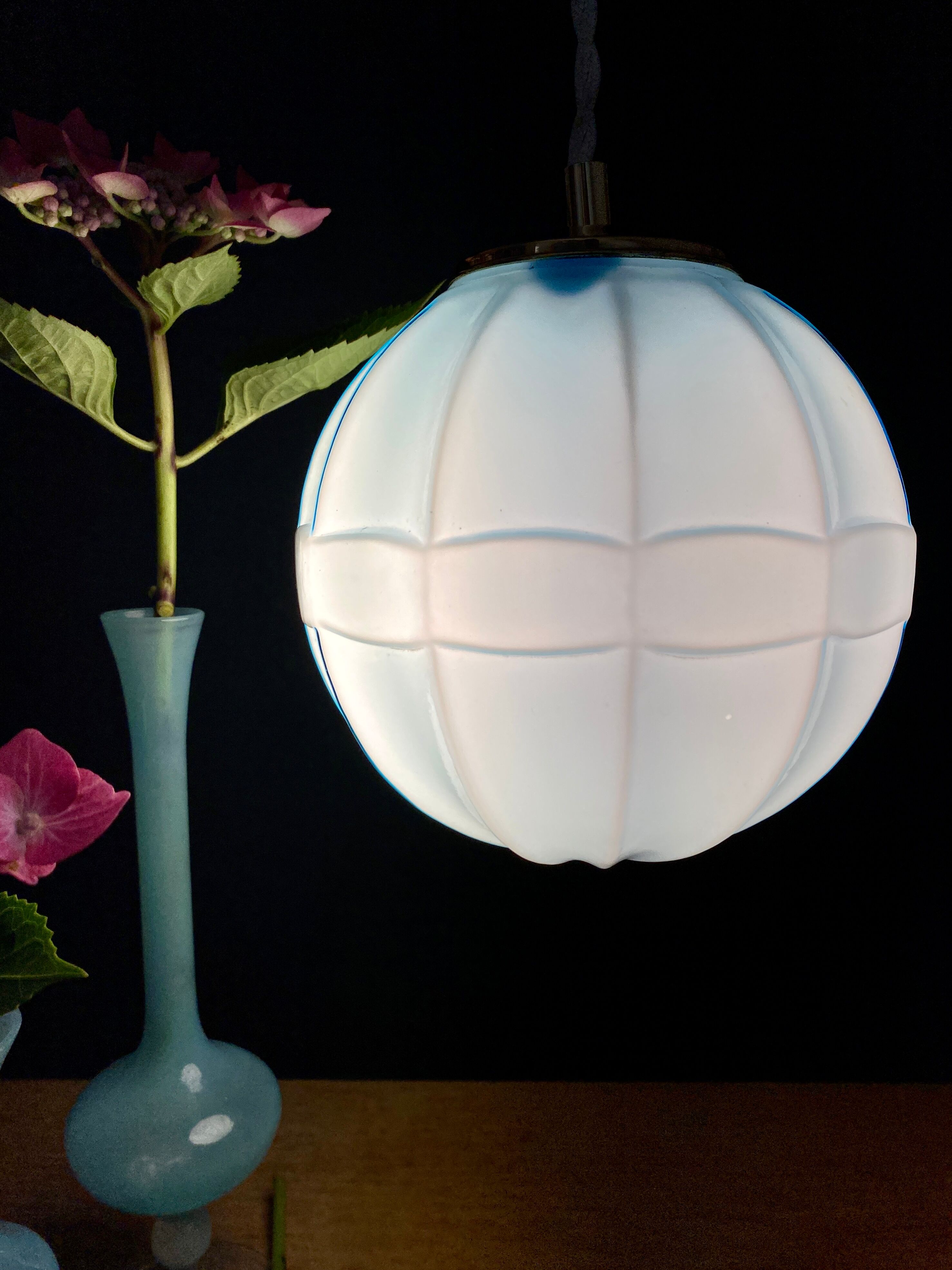 Suspension globe vintage en opaline bleue