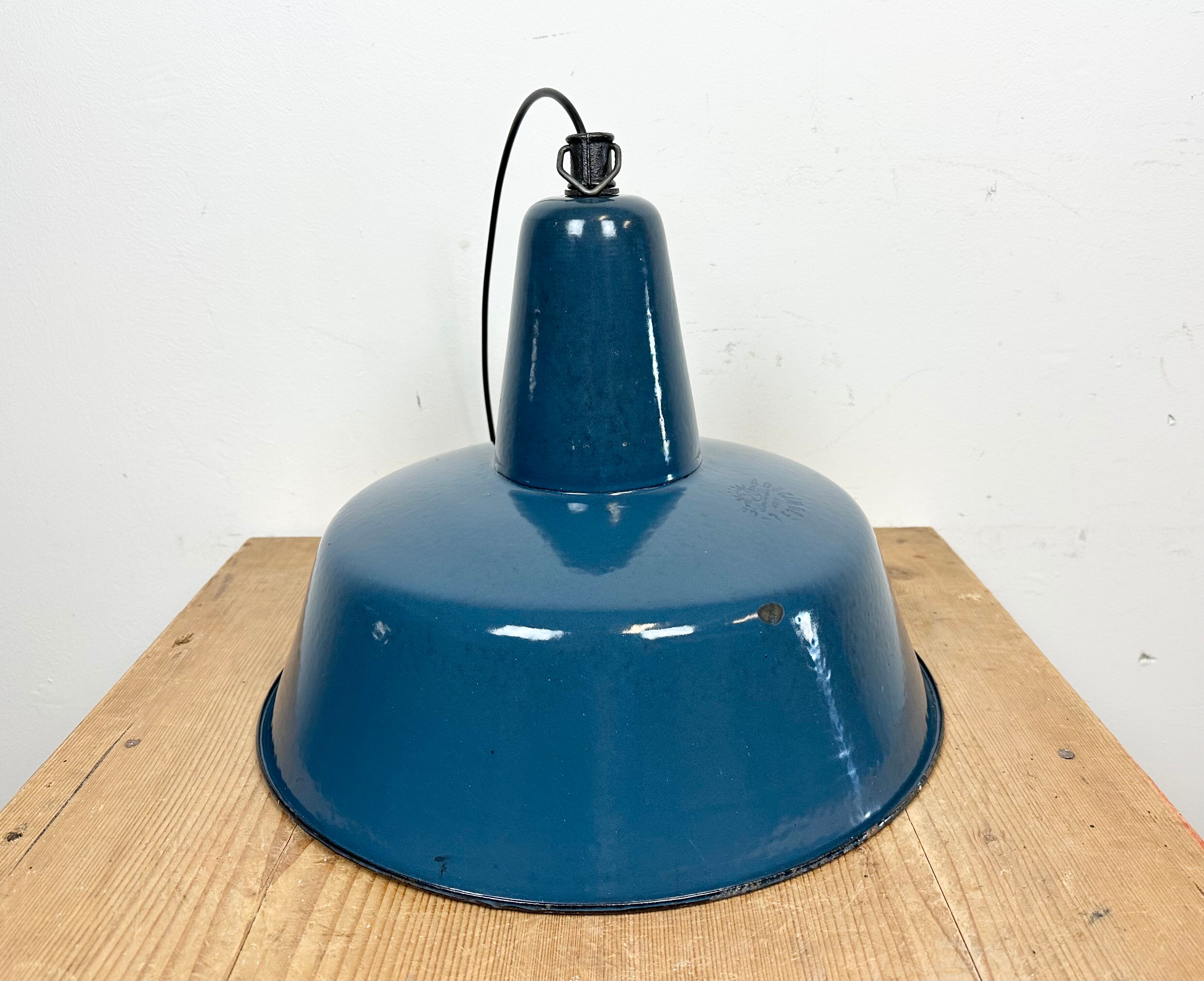 Suspension industrielle en émail bleu d’usine, années 1960