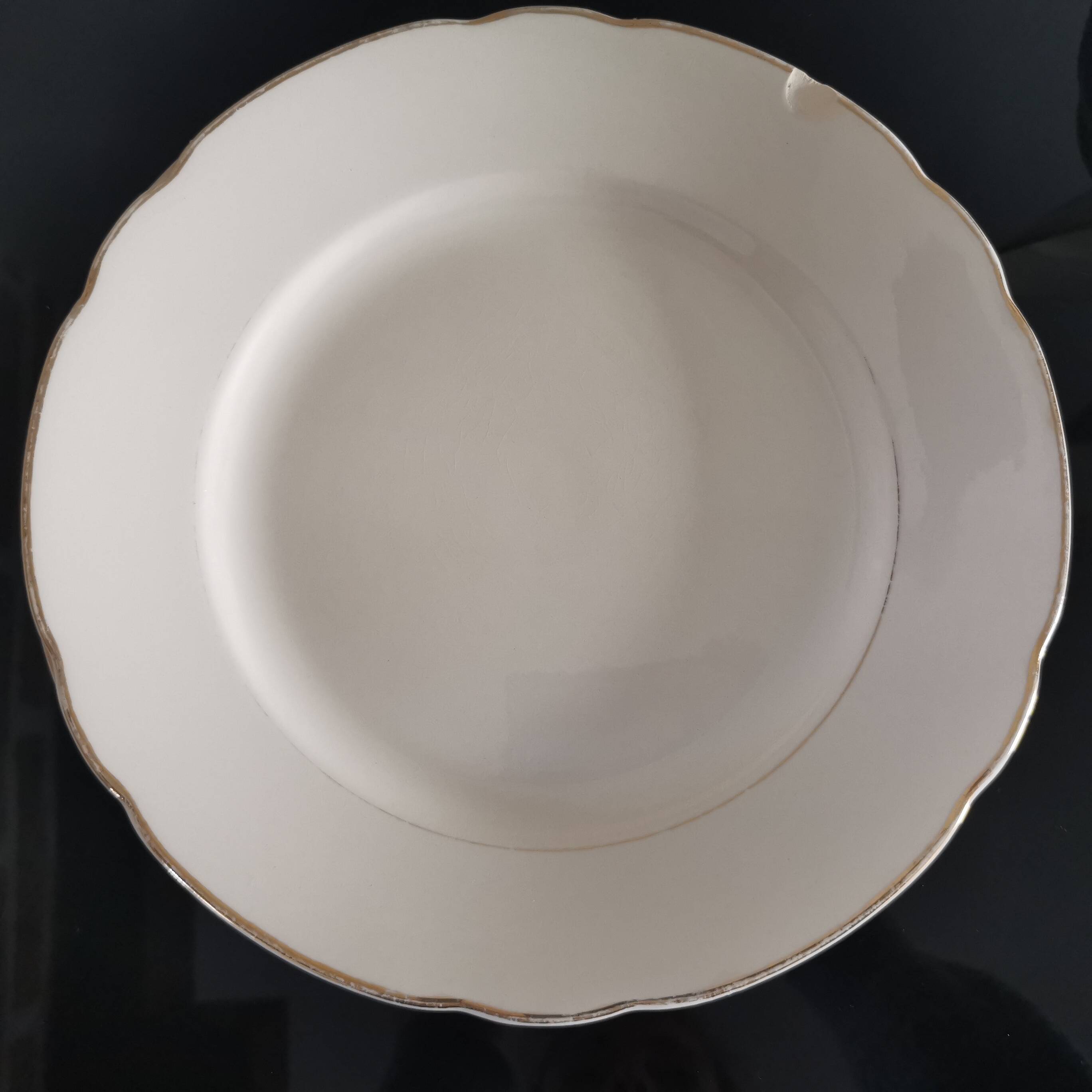 Set of 6 Villeroy and Boch flat plates in ivory color and gold edging