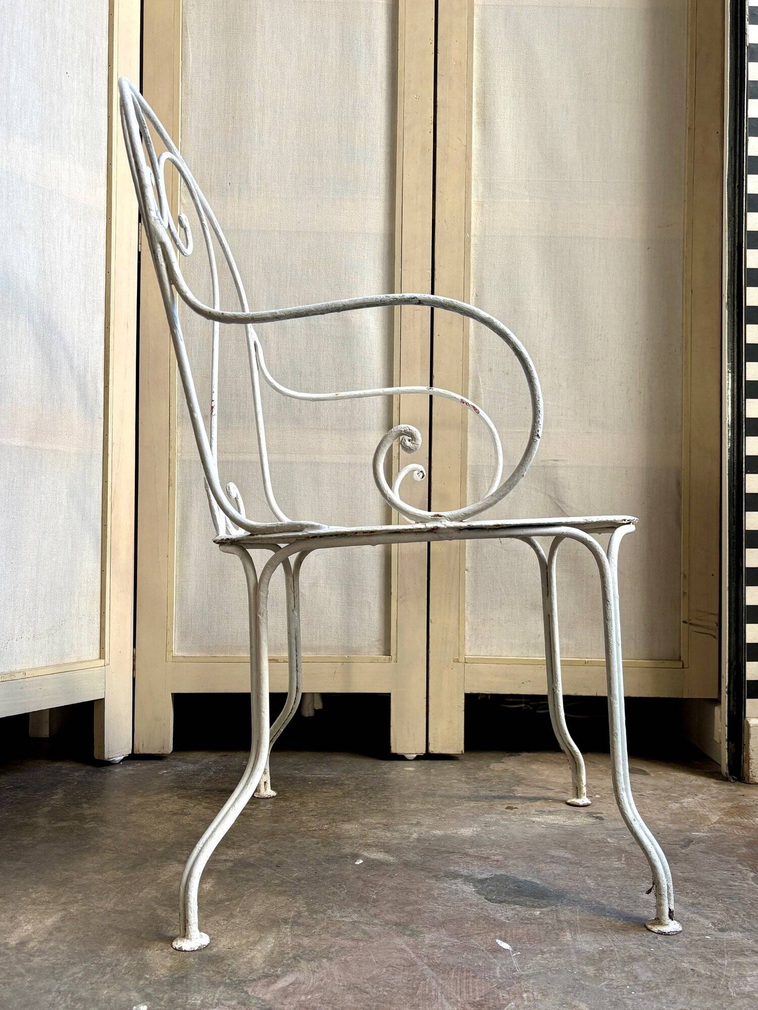 Fauteuil de jardin en fer forgé blanc