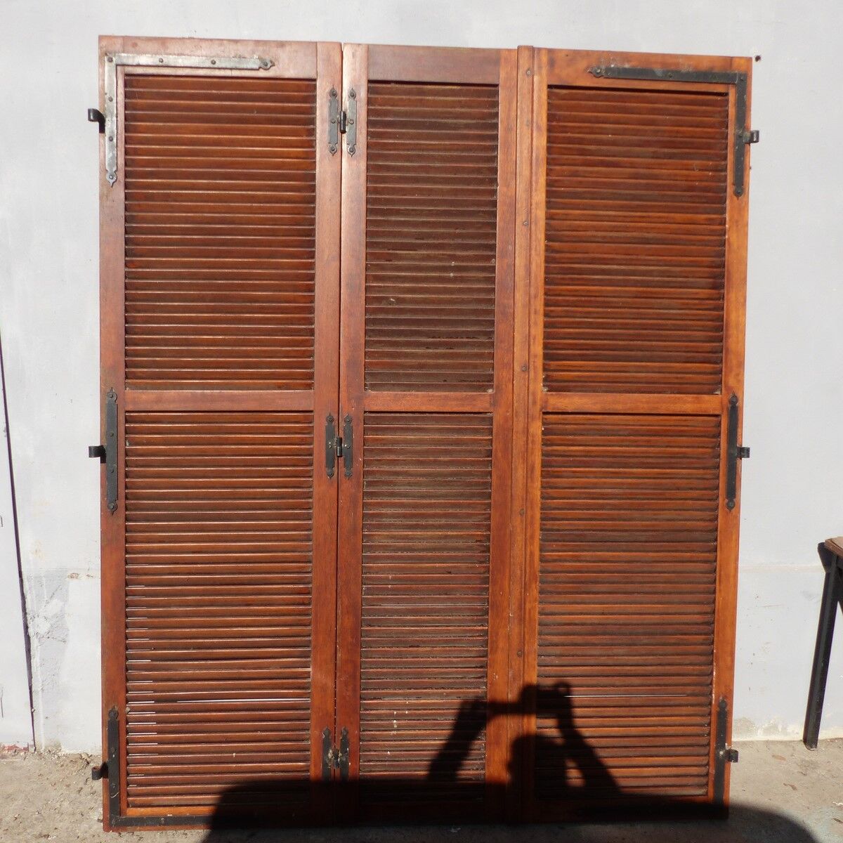 Set of 3 louvered shutters