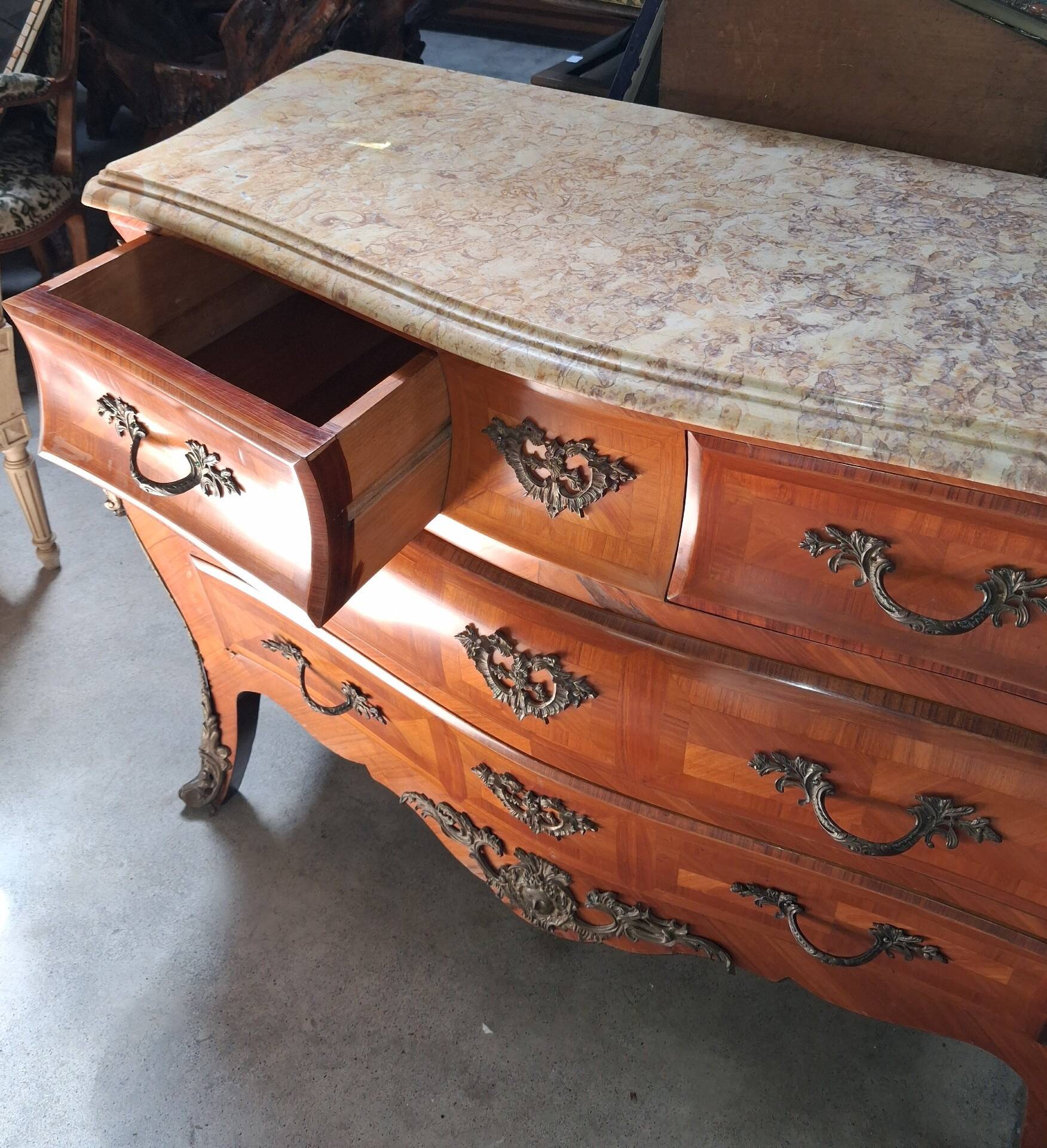 Commode Galbée De Style Louis XV En Marqueterie, Plateau De Marbre