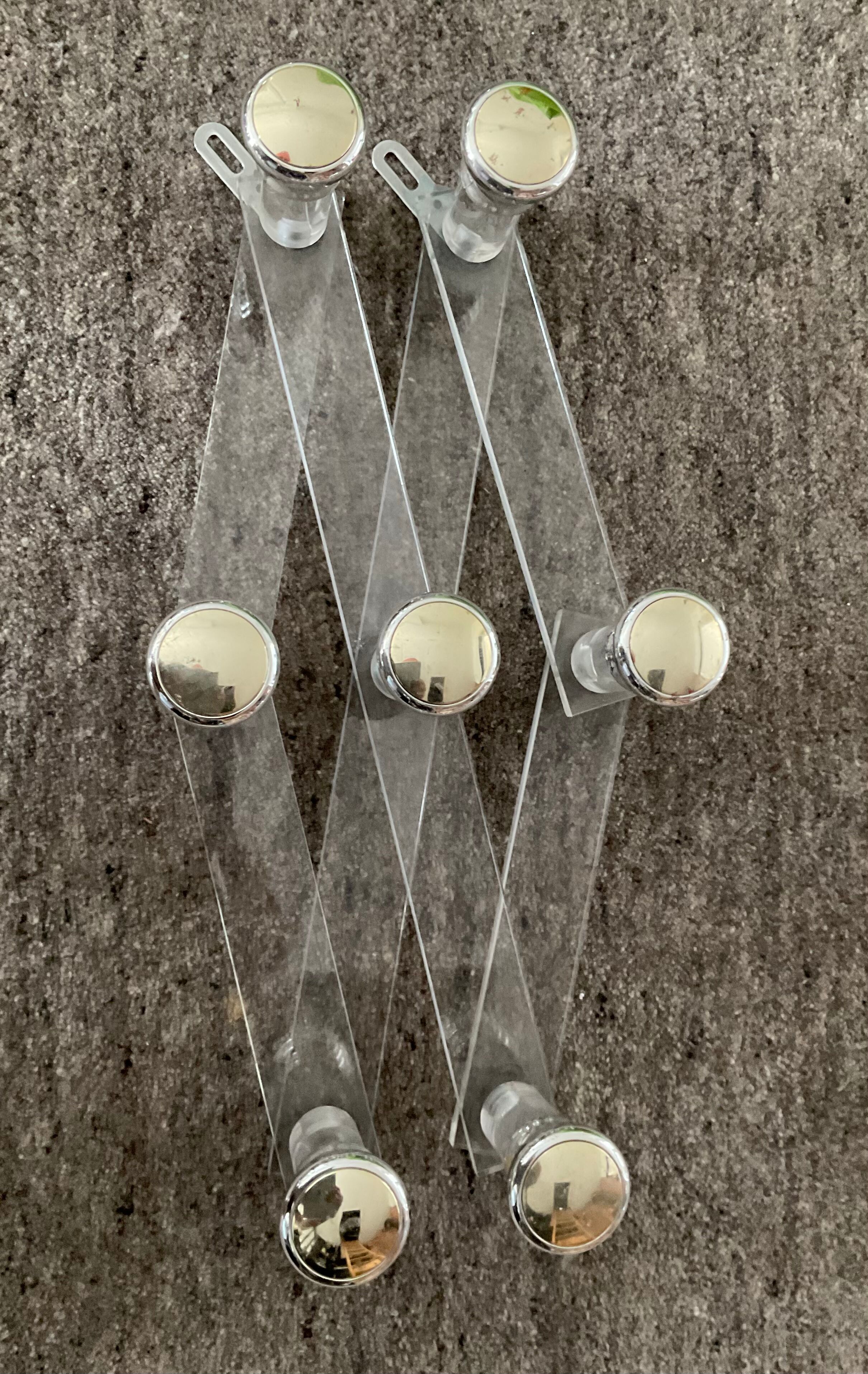 Porte manteau accordéon vintage en plexiglas et metal chromé années 70
