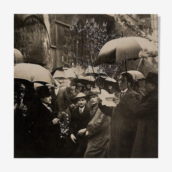 Photographie  "Manifestation Dada à St-Julien-le-Pauvre en 1920",   /    15 x 15 cm