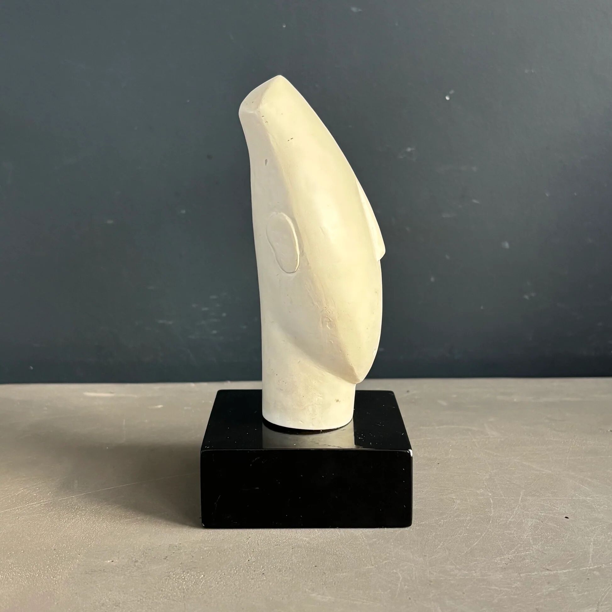 Tête en plâtre - Sculpture sur socle