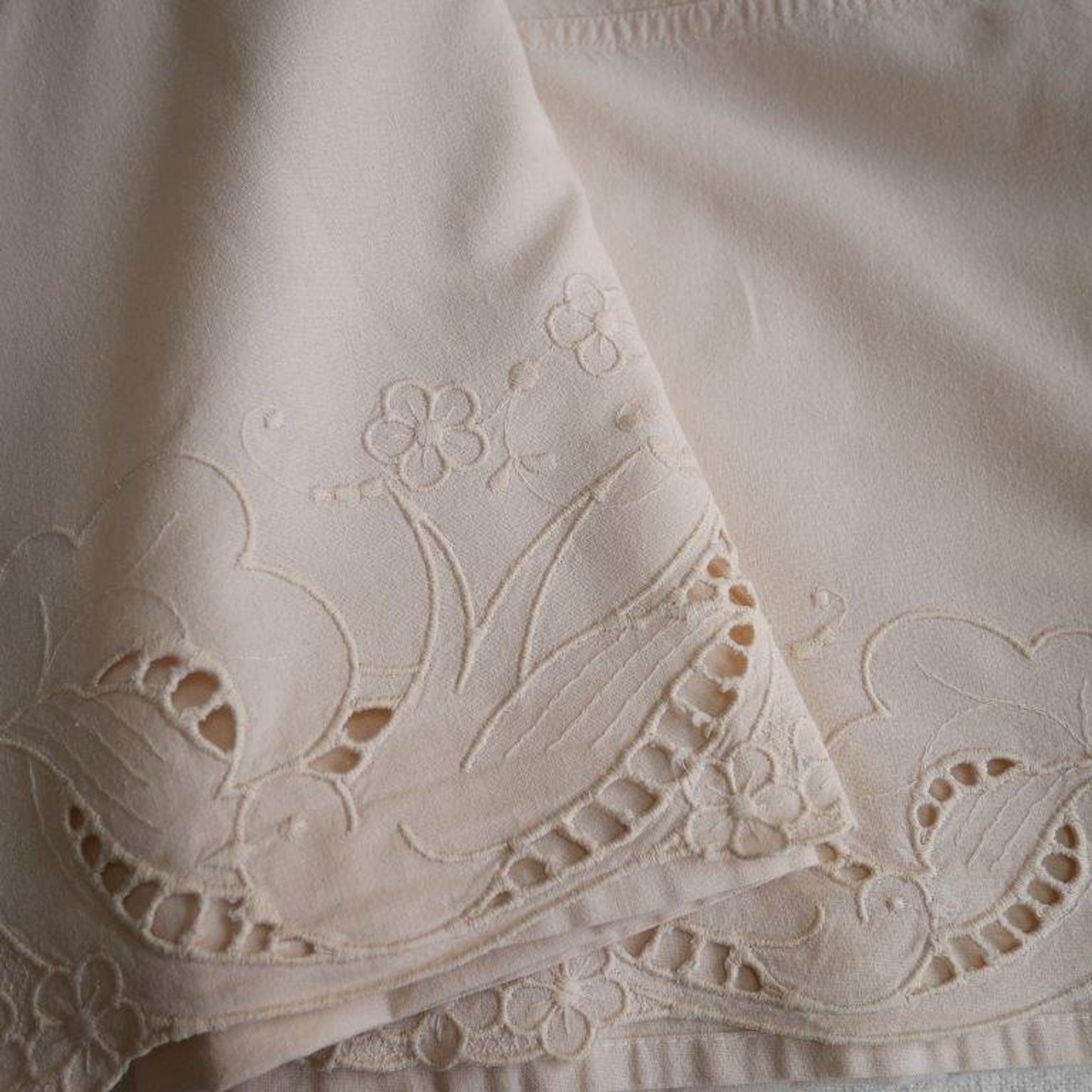 Drap broderie hirondelle, colori  rose"nude"