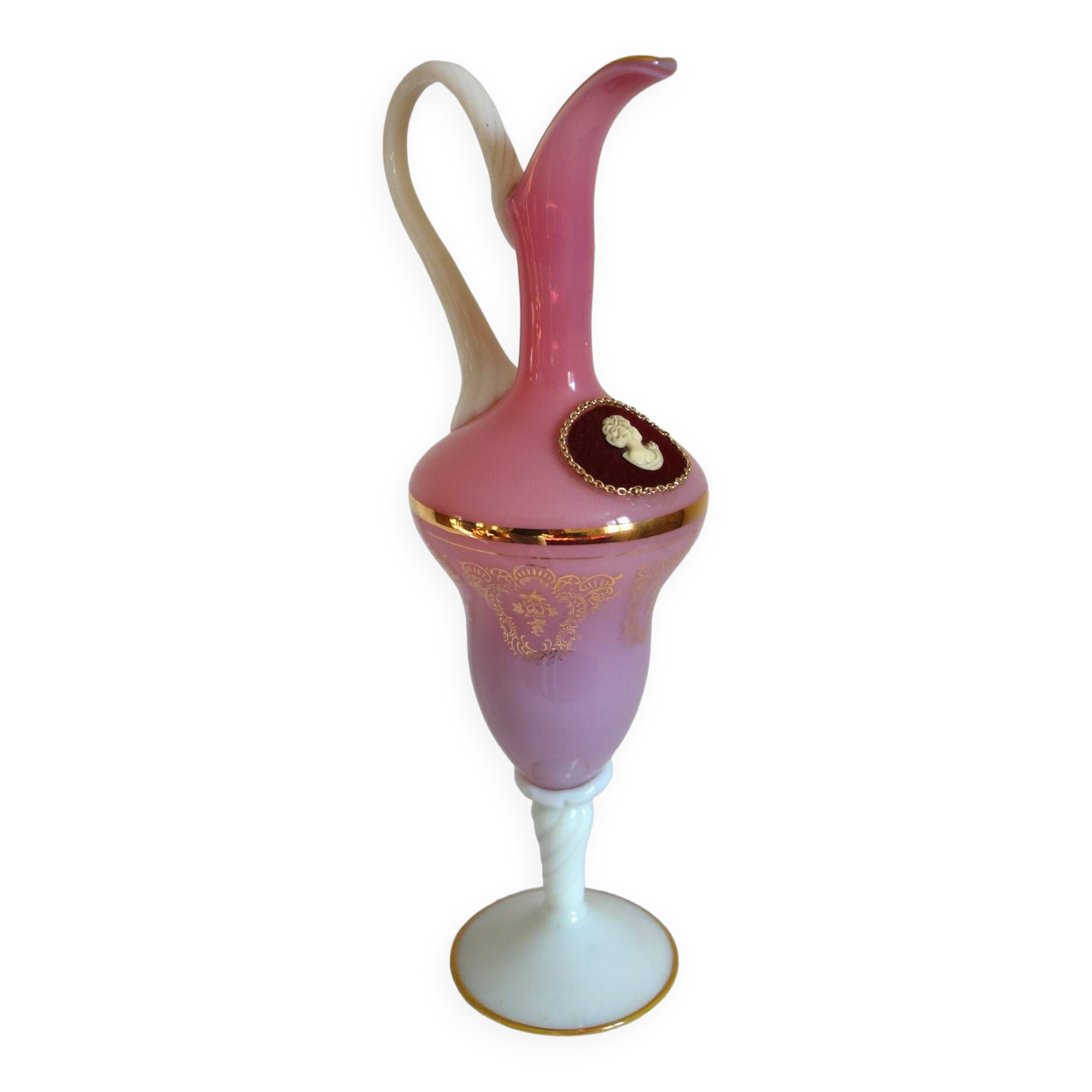 Ancienne aiguière en verre rose en blanc - camée velours