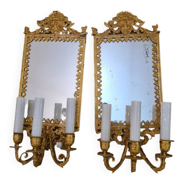 Paire d’appliques à fond de miroirs à 3 bras de lumières en bronze ciselé et doré. encadrement a décors de feuillage et mascarons. style louis xiv