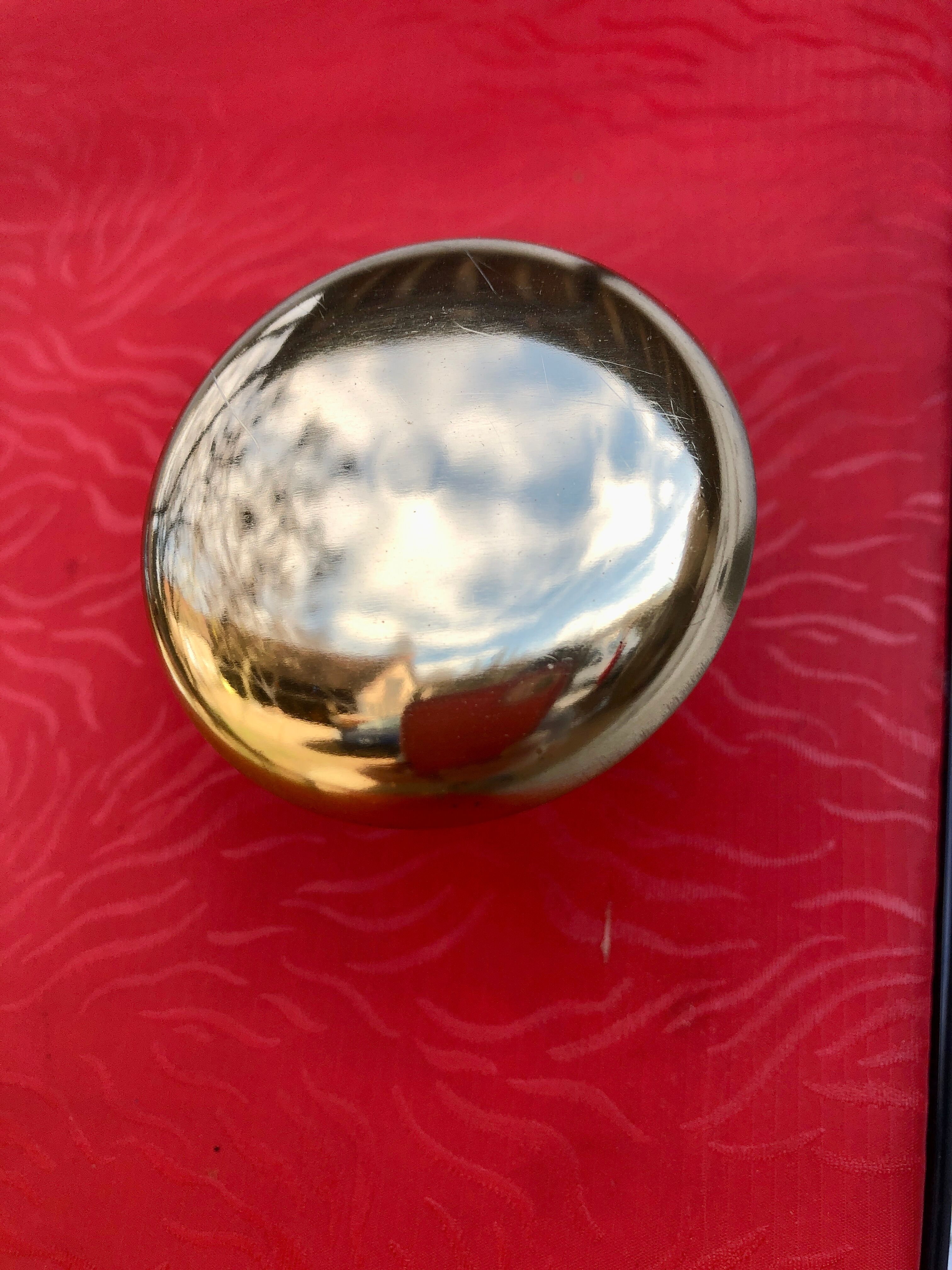 Porte-manteau rouge 1950 miroir forme libre patères laiton