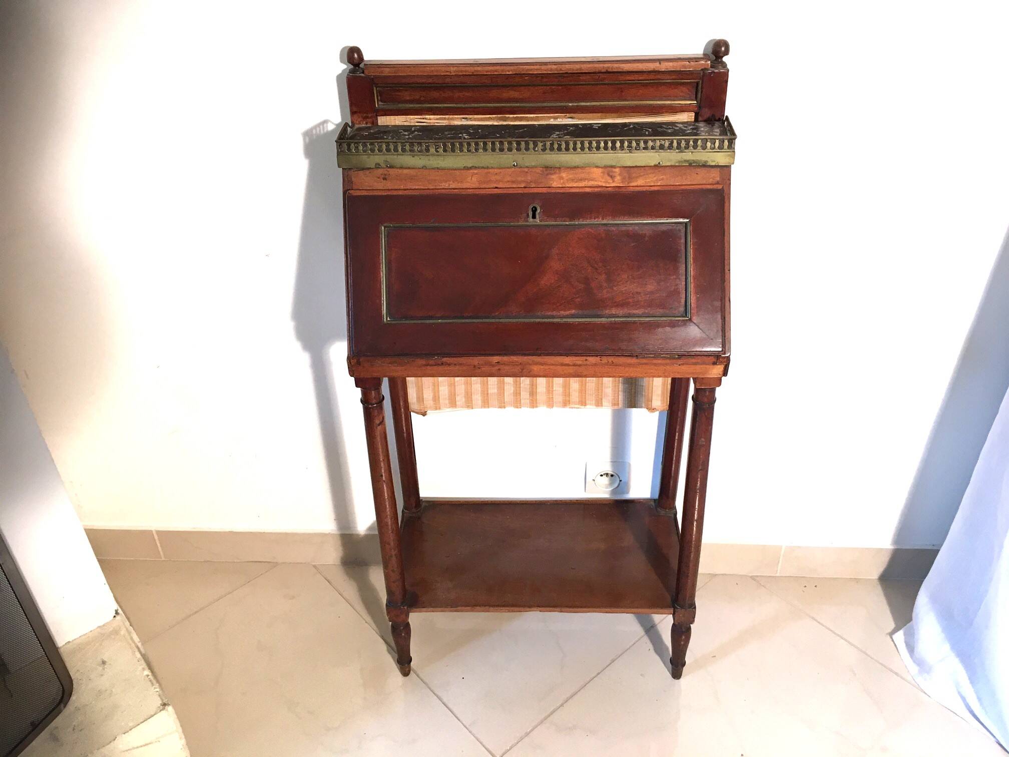 Very small 19th century sloping desk in mahogany and mahogany veneer