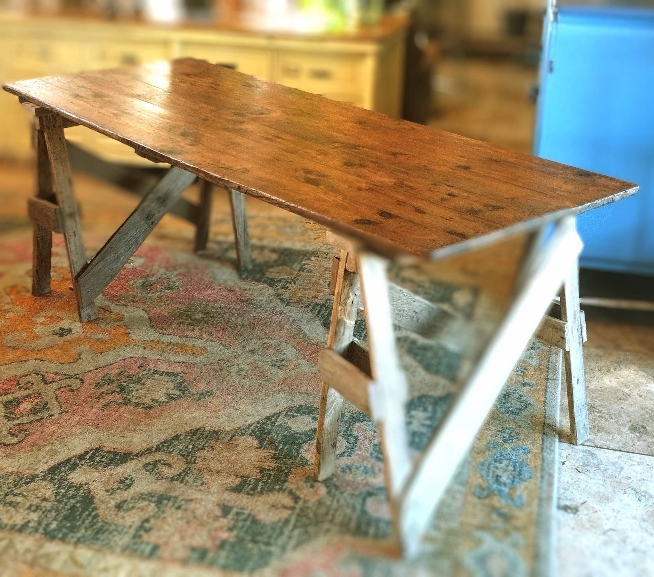 Table de ferme rustique patinée sur de lourds tréteaux