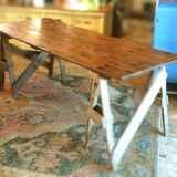 Table de ferme rustique patinée sur de lourds tréteaux