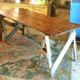 Table de ferme rustique patinée sur de lourds tréteaux