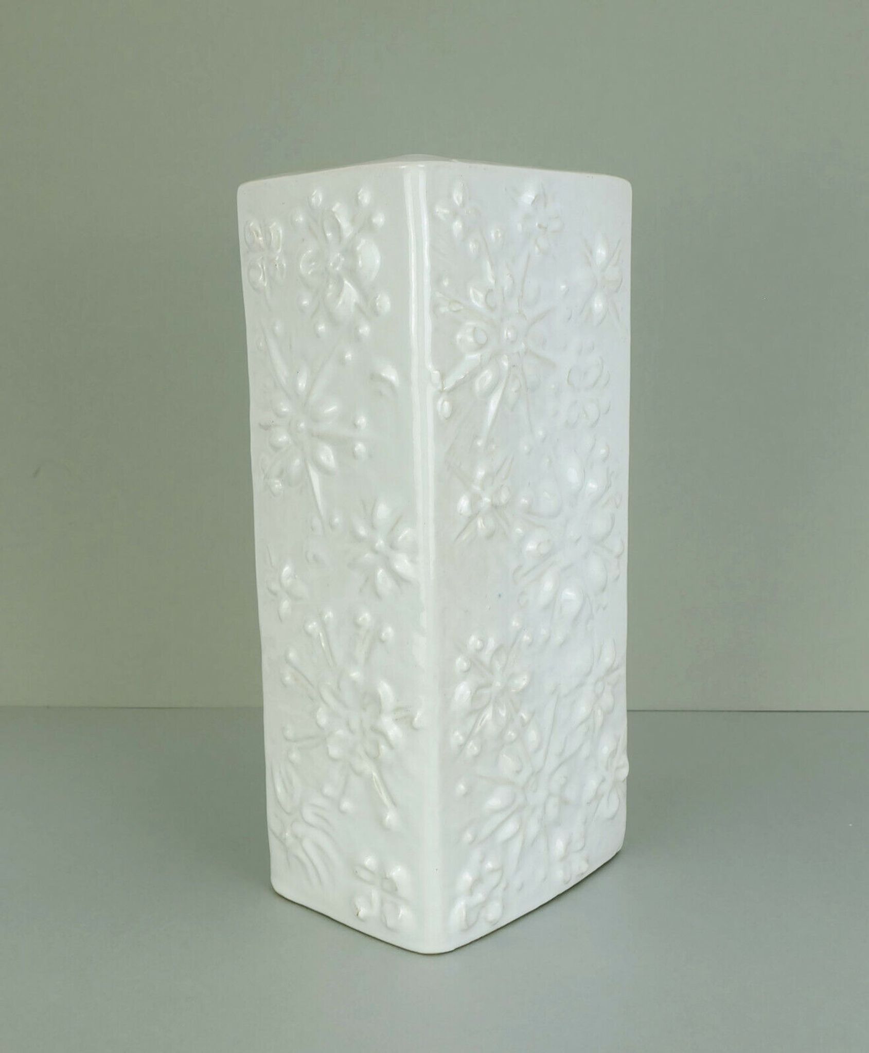 Vase vintage allemand de l'Ouest Scheurich Kosmos, émaillé blanc, motif sputnik modèle 263-31.