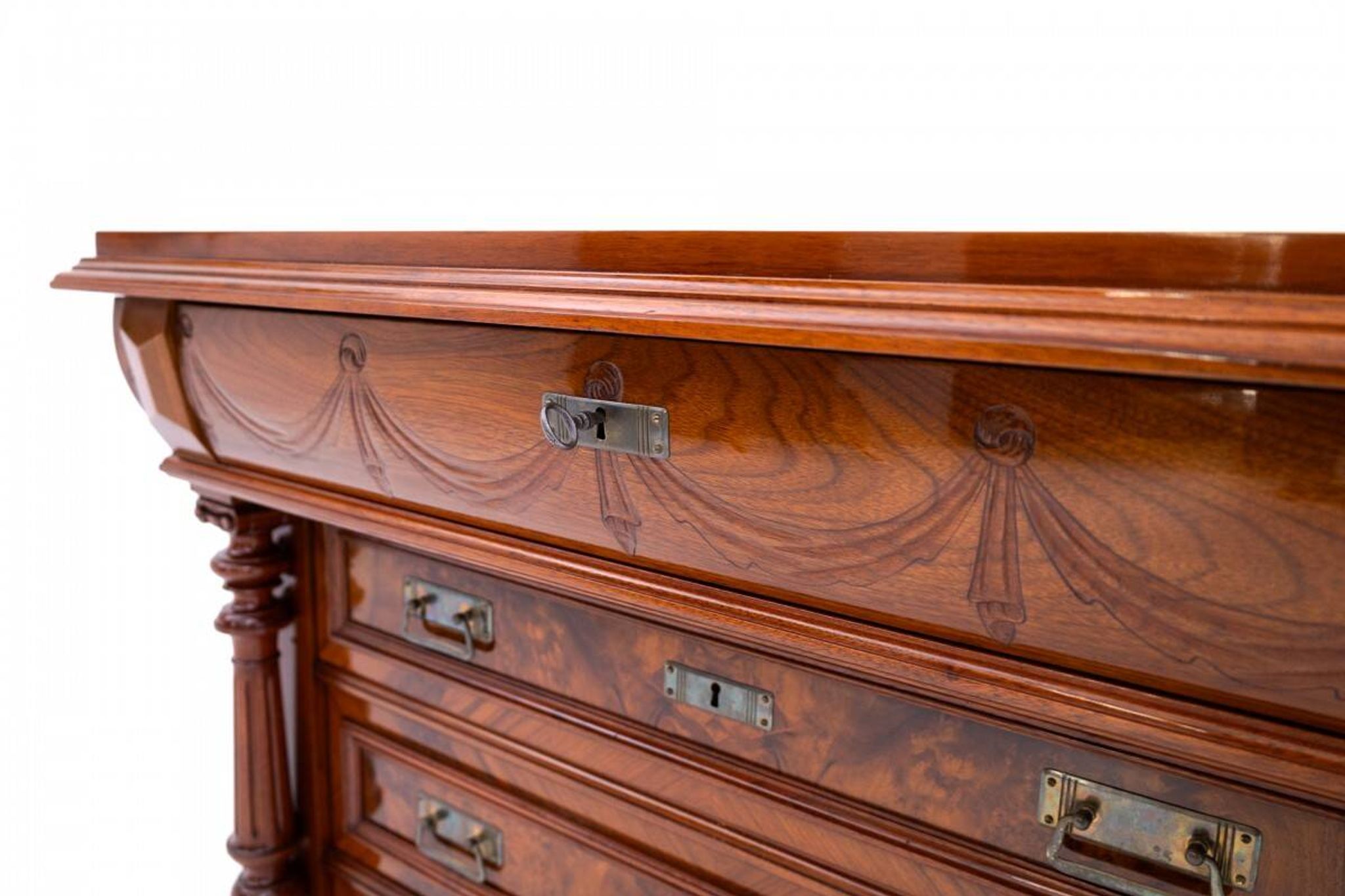 Commode en noyer ancien, Europe du Nord, vers 1900.