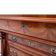 Commode en noyer ancien, Europe du Nord, vers 1900.