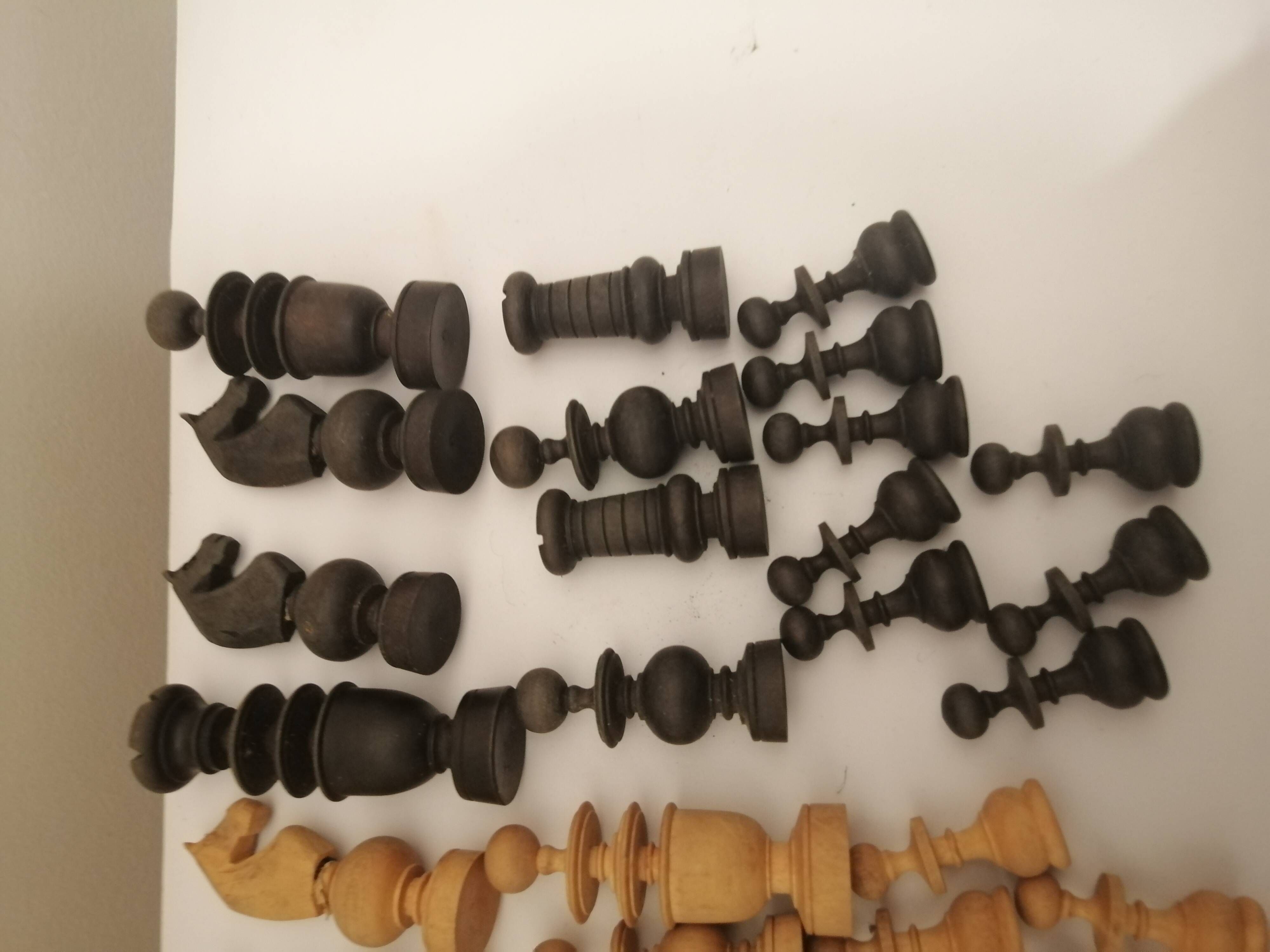 lot of chess pawns in carved turned boxwood (32 pieces)