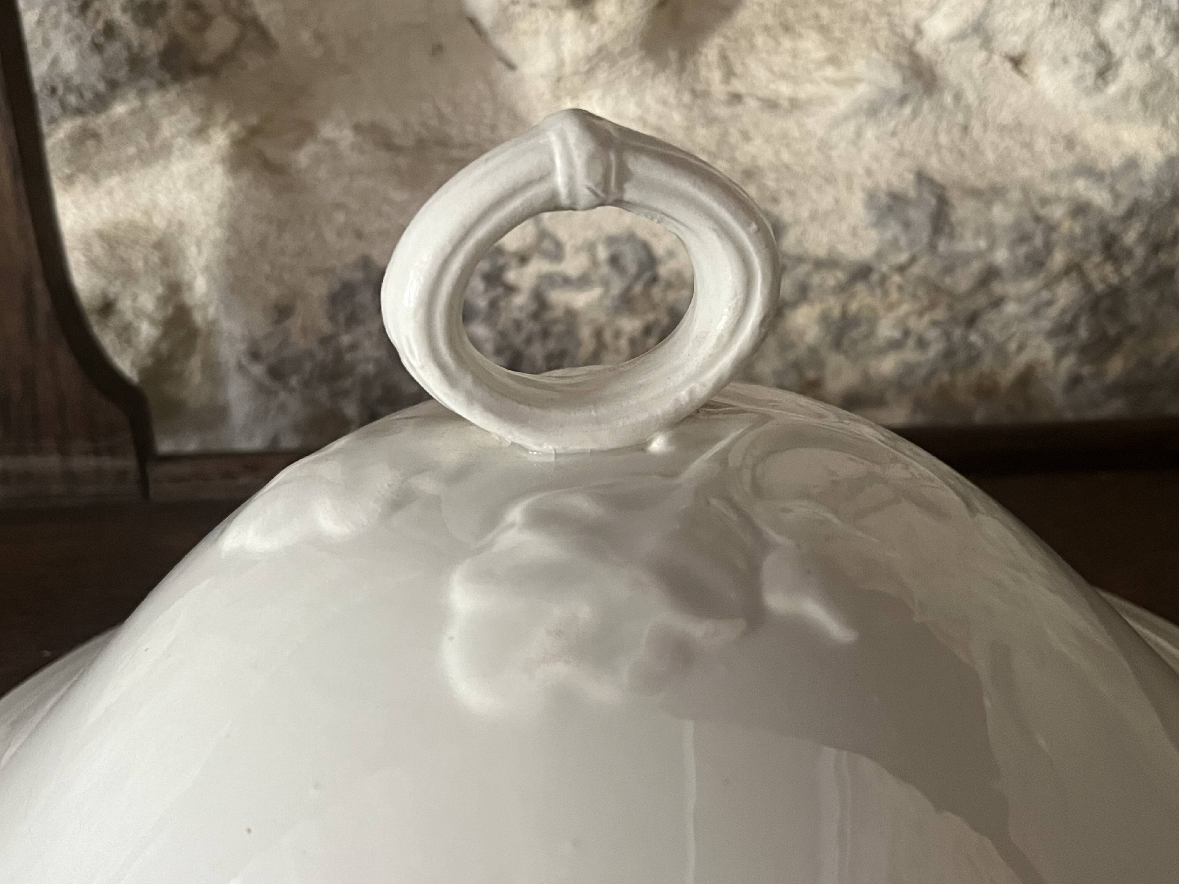White porcelain soup tureen - Moulin des Loups