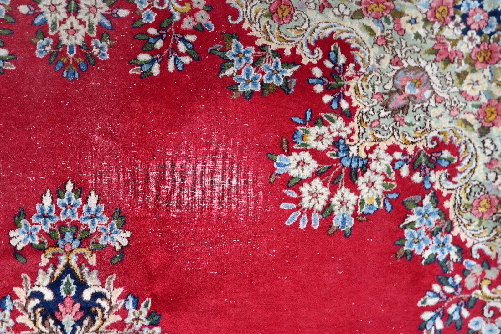 Antique 1920s Persian Kerman rug, floral medallion, red field, 267cm x 364cm