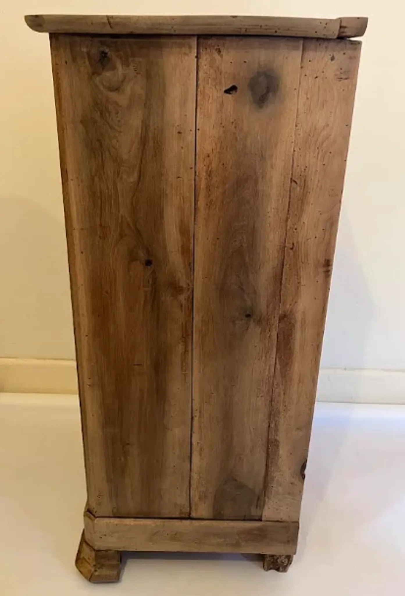 petit meuble d'appoint en noyer