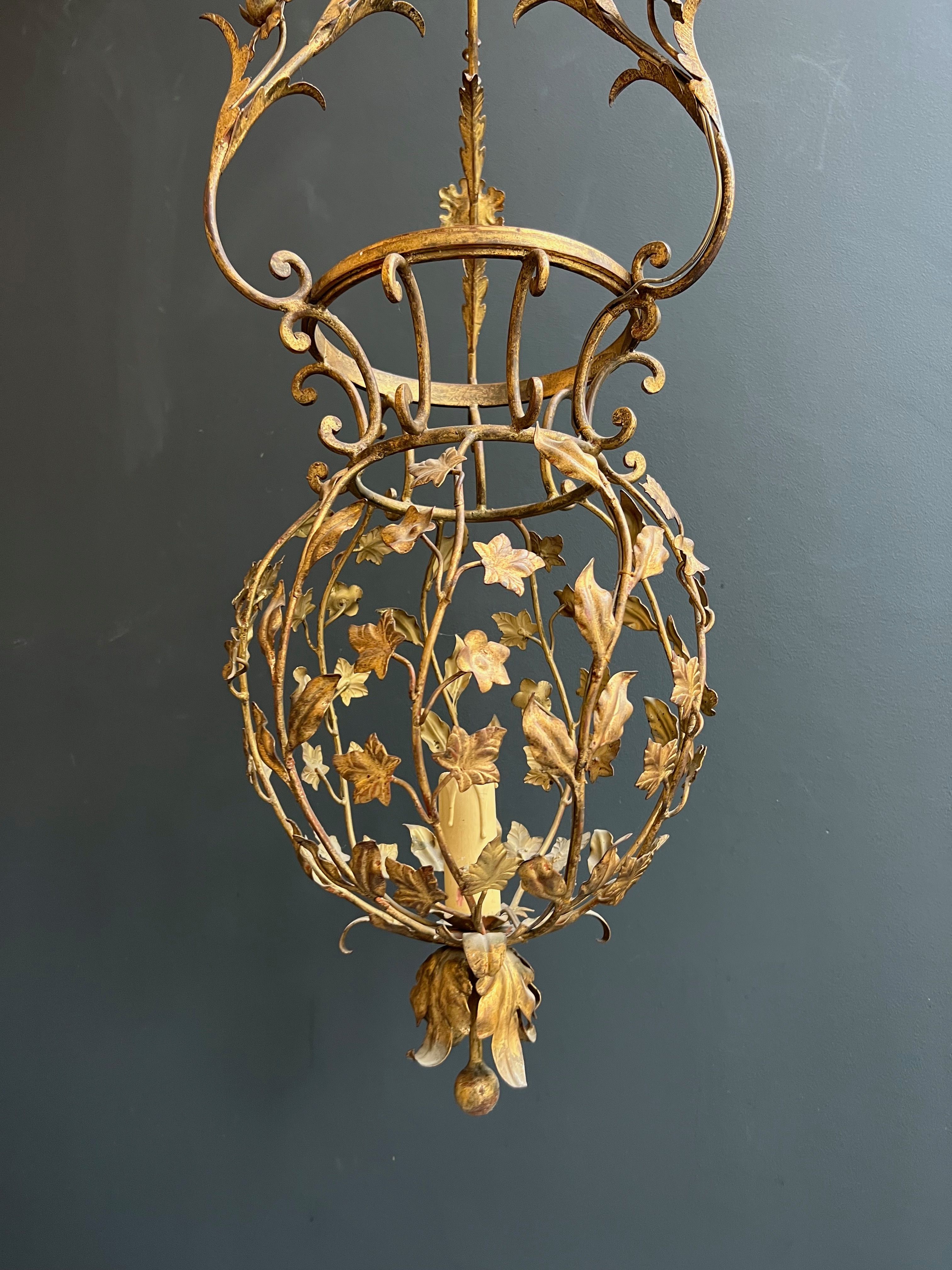 Important golden iron lantern with foliage decorations from the Baguès house.