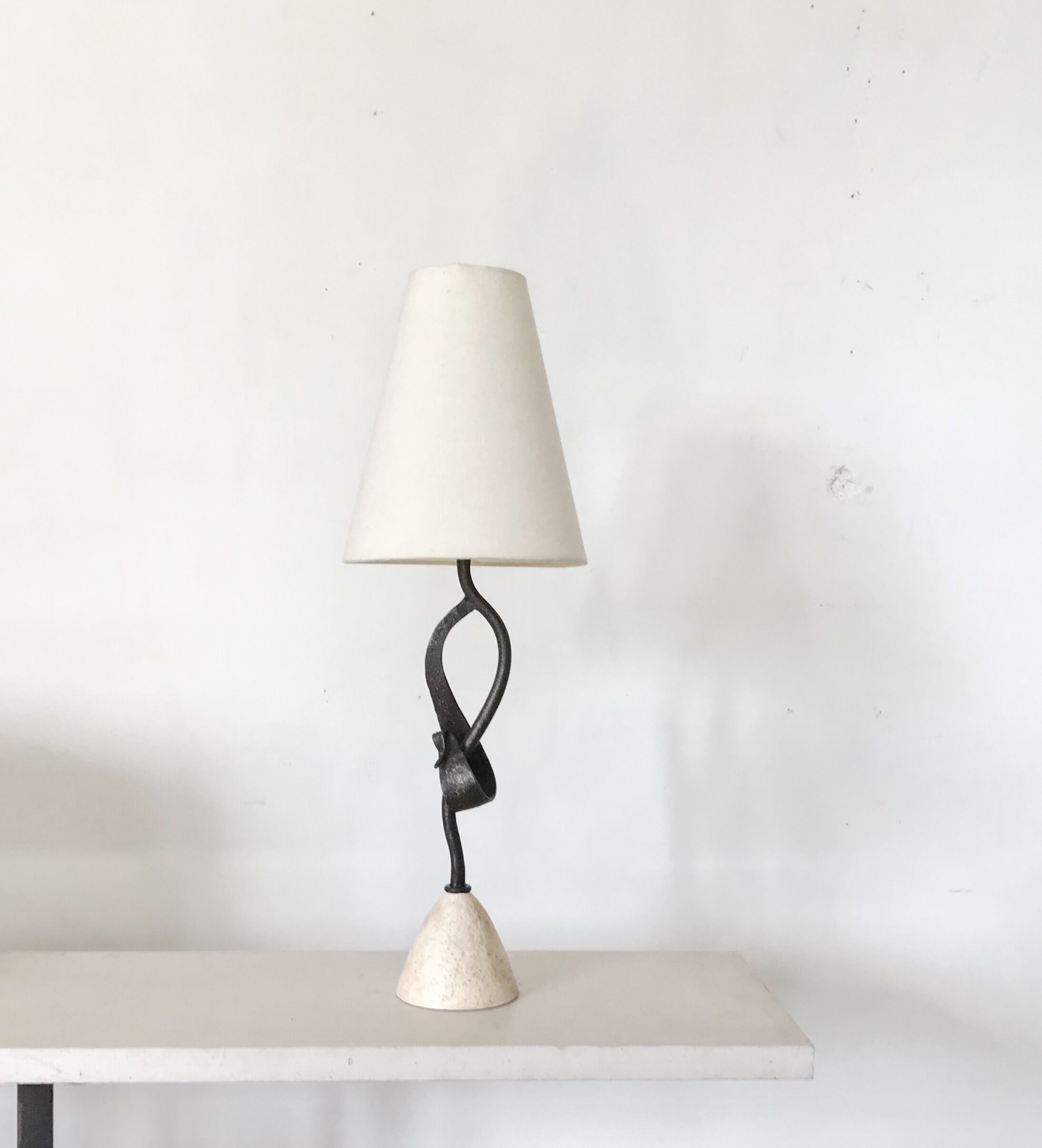 Lampe sculpturale en métal et pierre