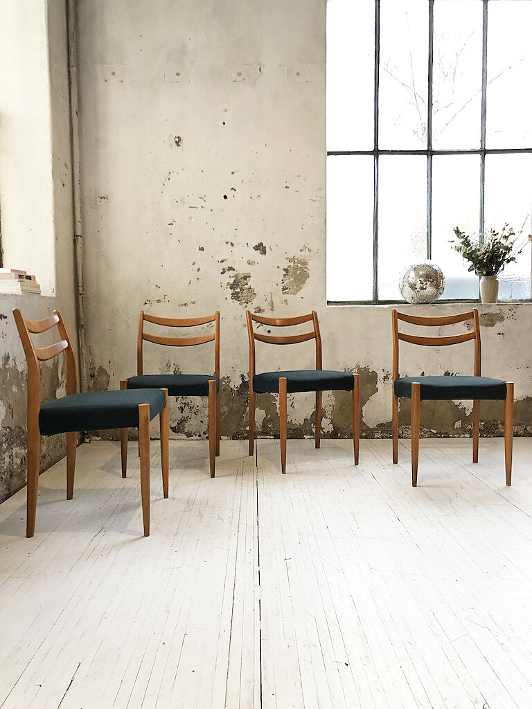 Set 4 green Scandinavian chairs