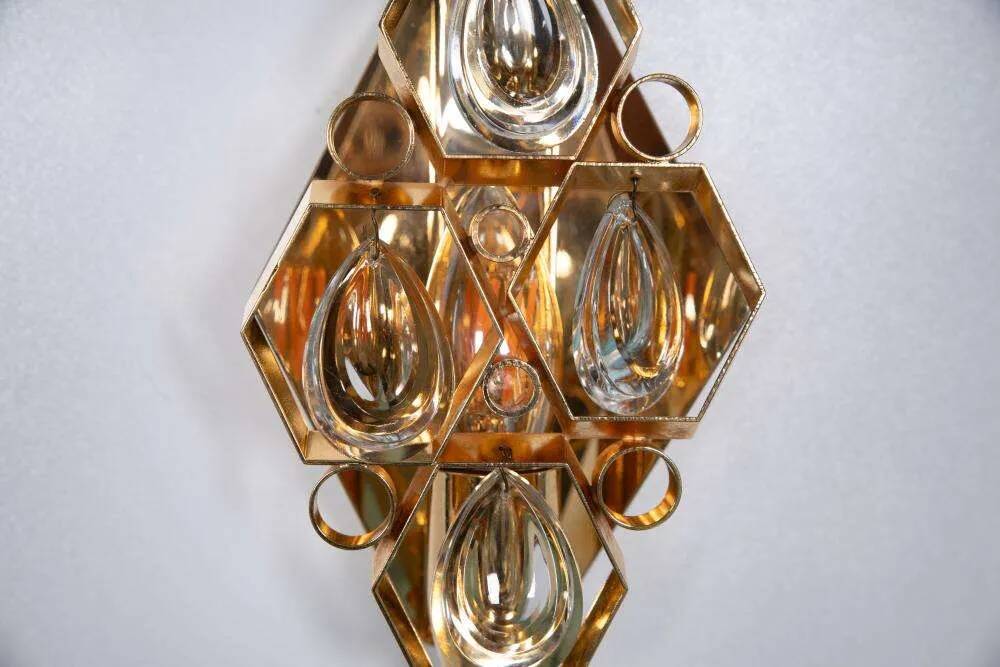Vintage wall sconce in brass and crystal from the 1960s, Regency lamp in brass.