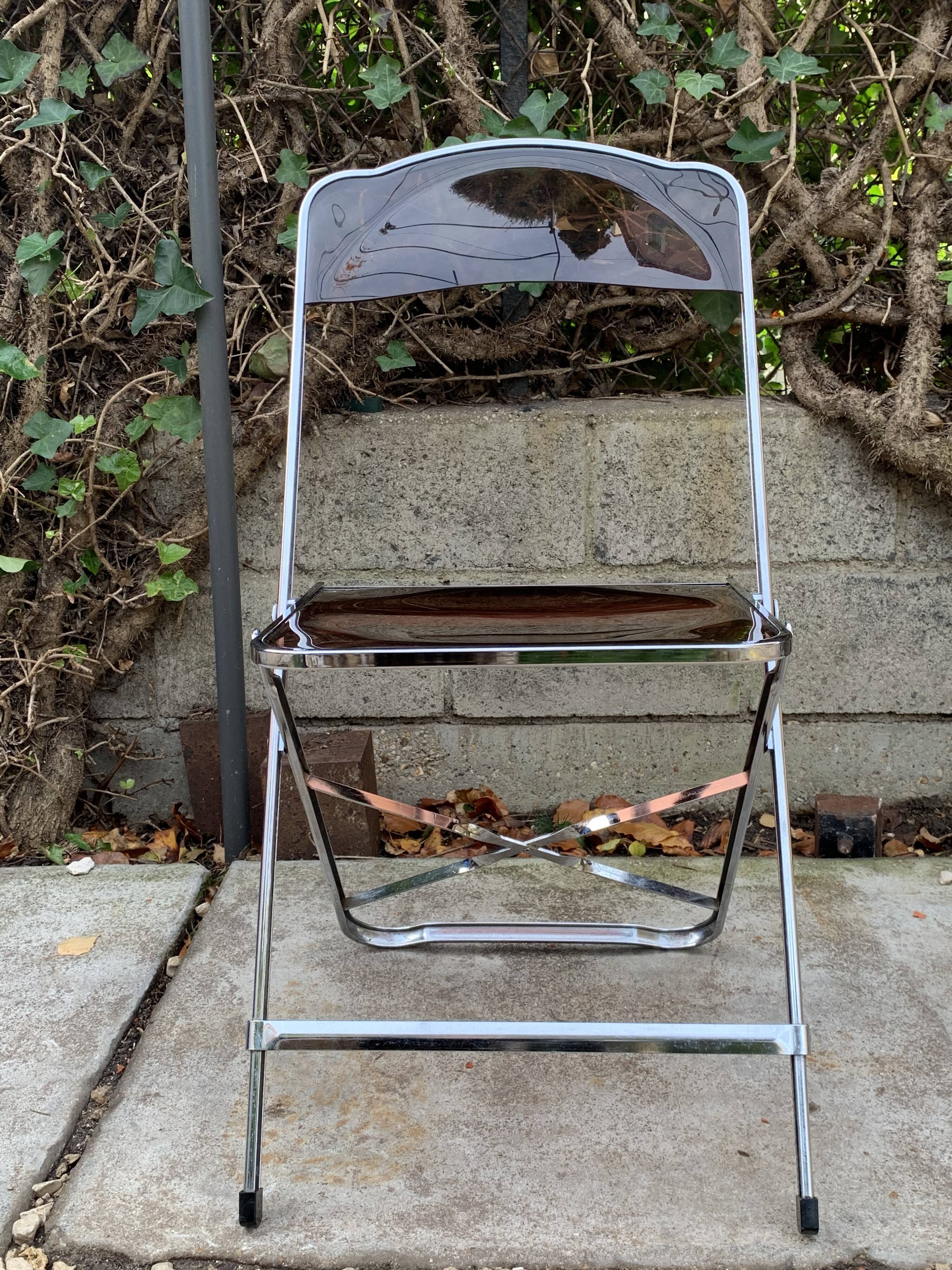 6 chaises pliantes en Plexiglas fumé et métal chrome Chaisor 1970