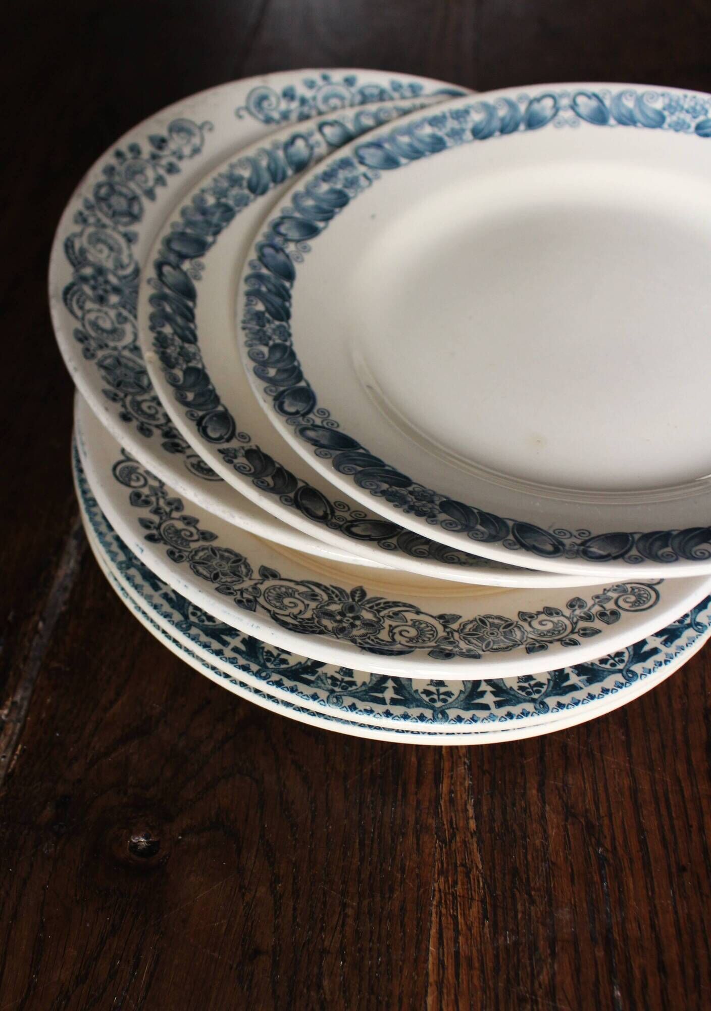 6 mismatched flat plates Terre de fer bleu Alésia Marcel Longchamp