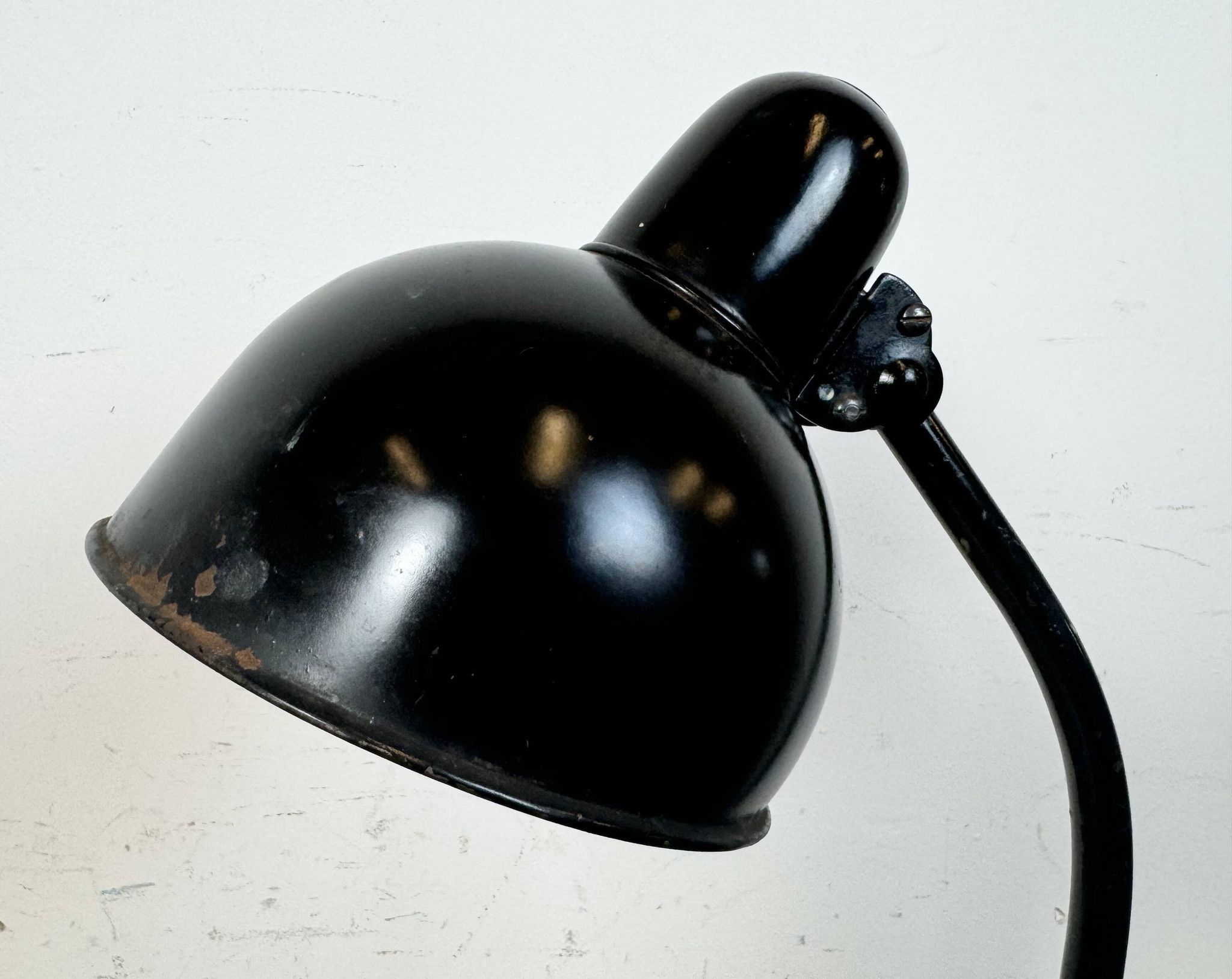 Lampe de table industrielle Bauhaus noire, années 1930