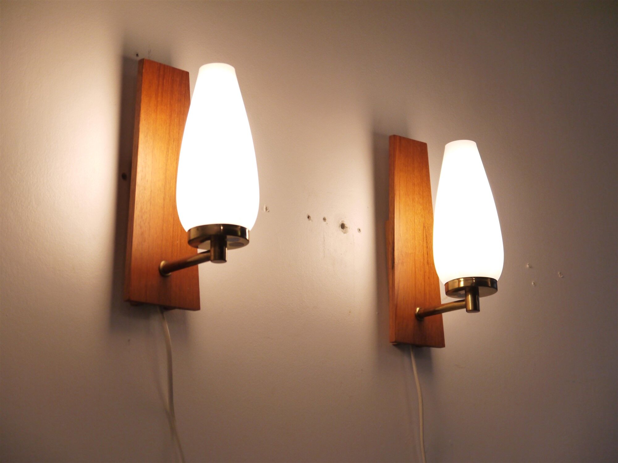 Paire d'appliques vintage scandinave teck et opaline